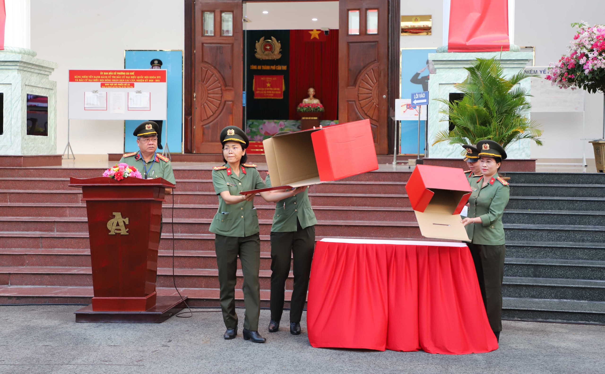 Hơn 2.000 cử tri thuộc lực lượng C&ocirc;ng an TP Cần Thơ bầu cử sớm - Ảnh 8.