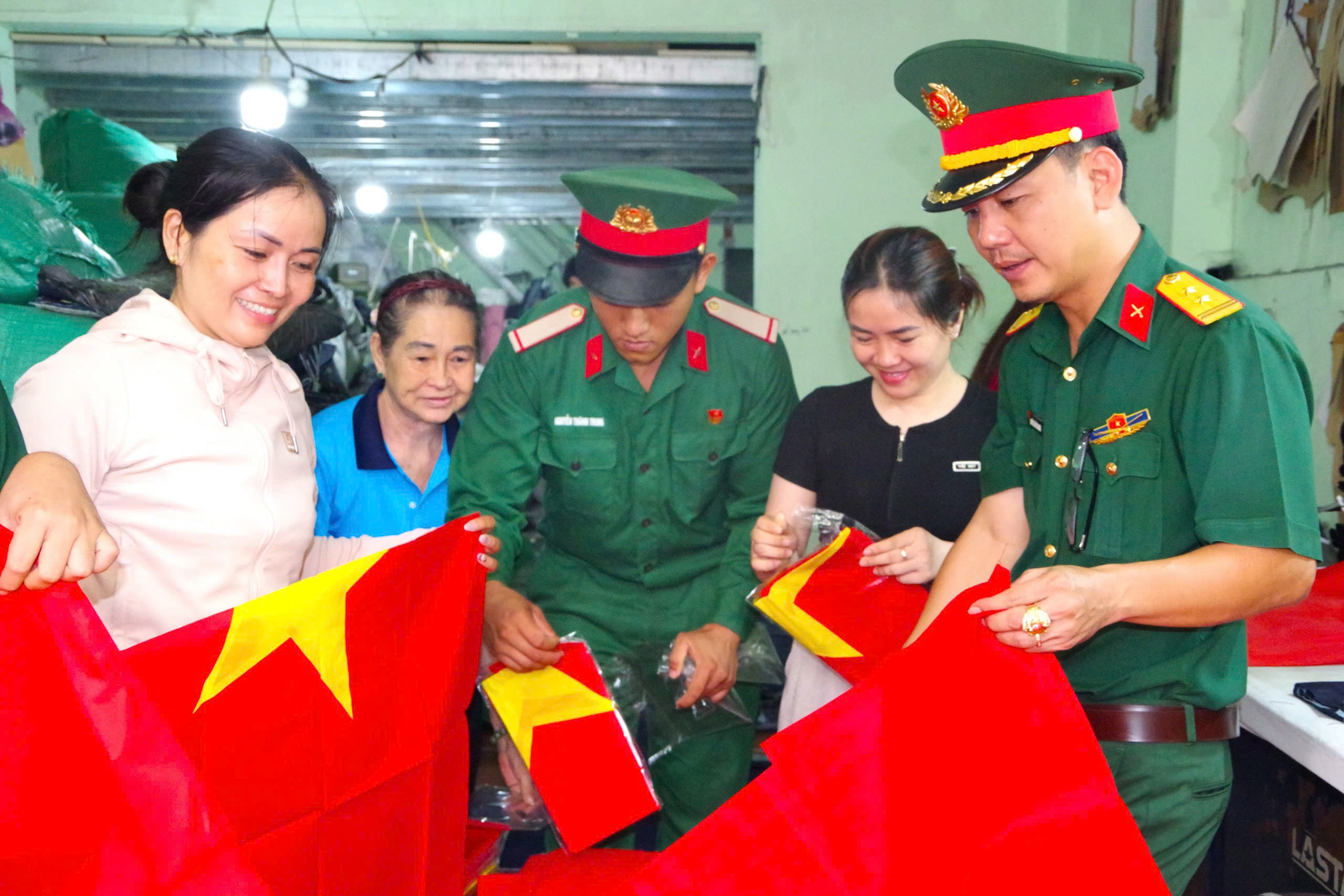Rực rỡ tuyến đường cờ Tổ quốc ch&agrave;o mừng Ng&agrave;y hội non s&ocirc;ng tại TPHCM - Ảnh 1.