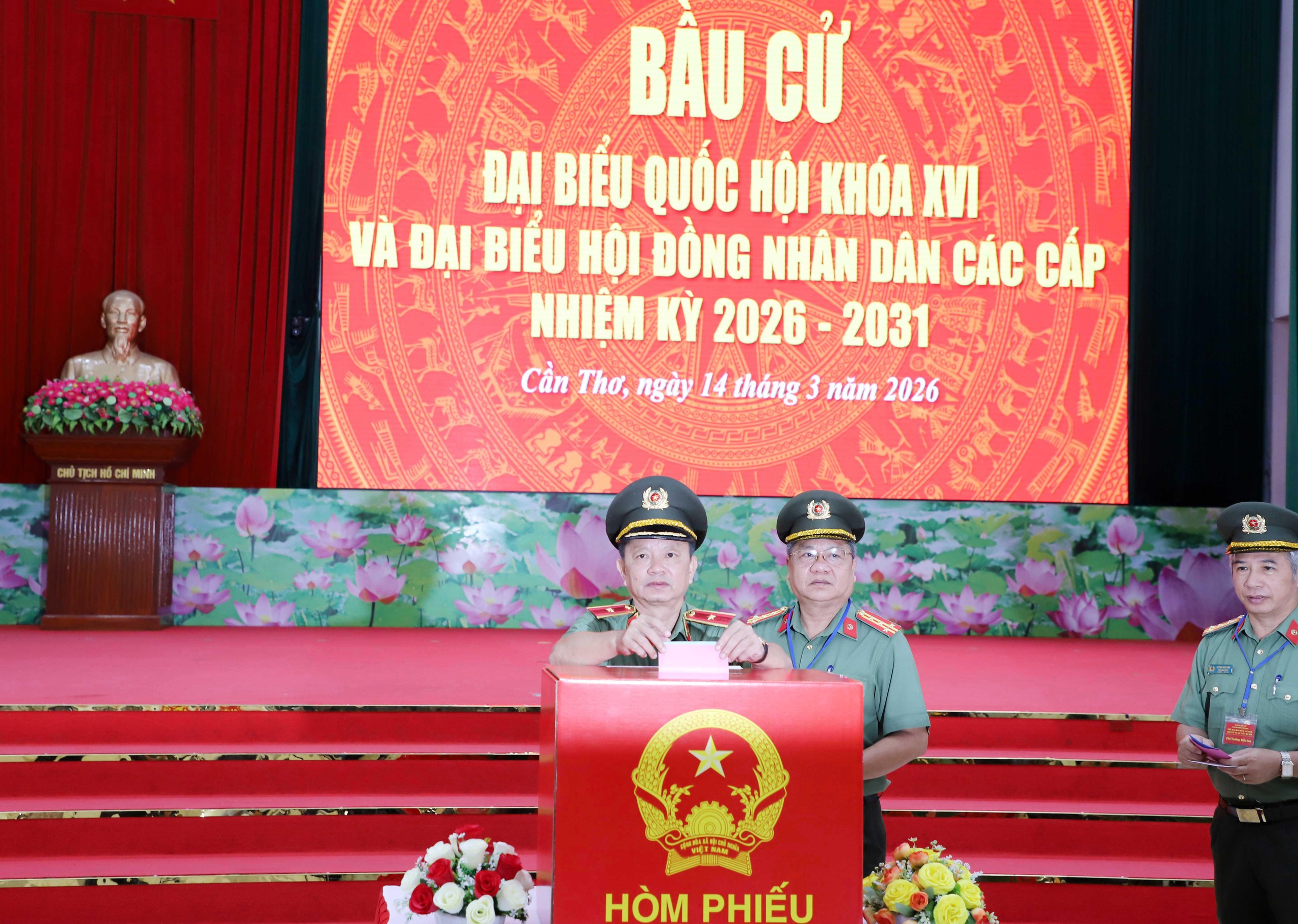Hơn 2.000 cử tri thuộc lực lượng C&ocirc;ng an TP Cần Thơ bầu cử sớm - Ảnh 9.