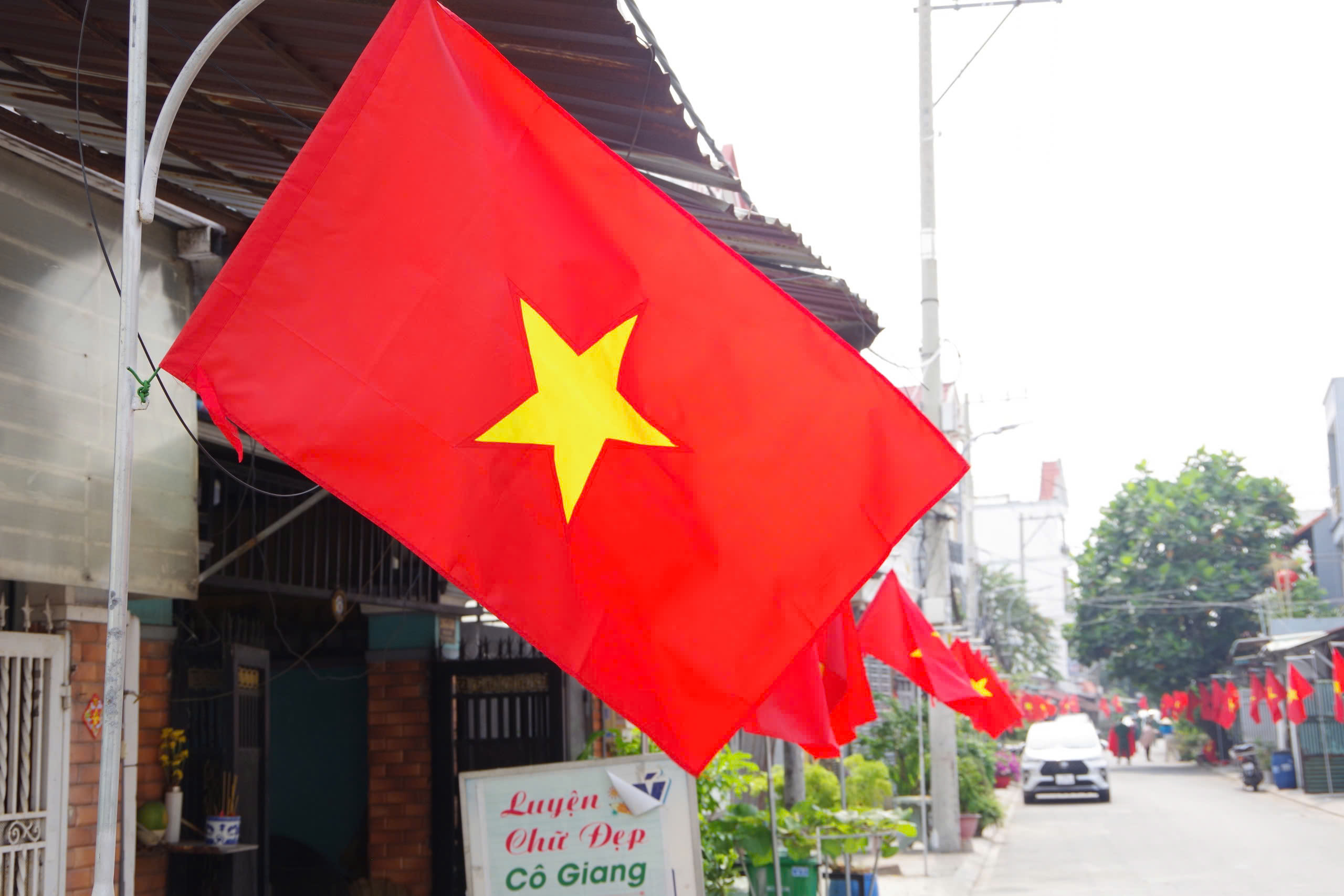Rực rỡ tuyến đường cờ Tổ quốc ch&agrave;o mừng Ng&agrave;y hội non s&ocirc;ng tại TPHCM - Ảnh 2.