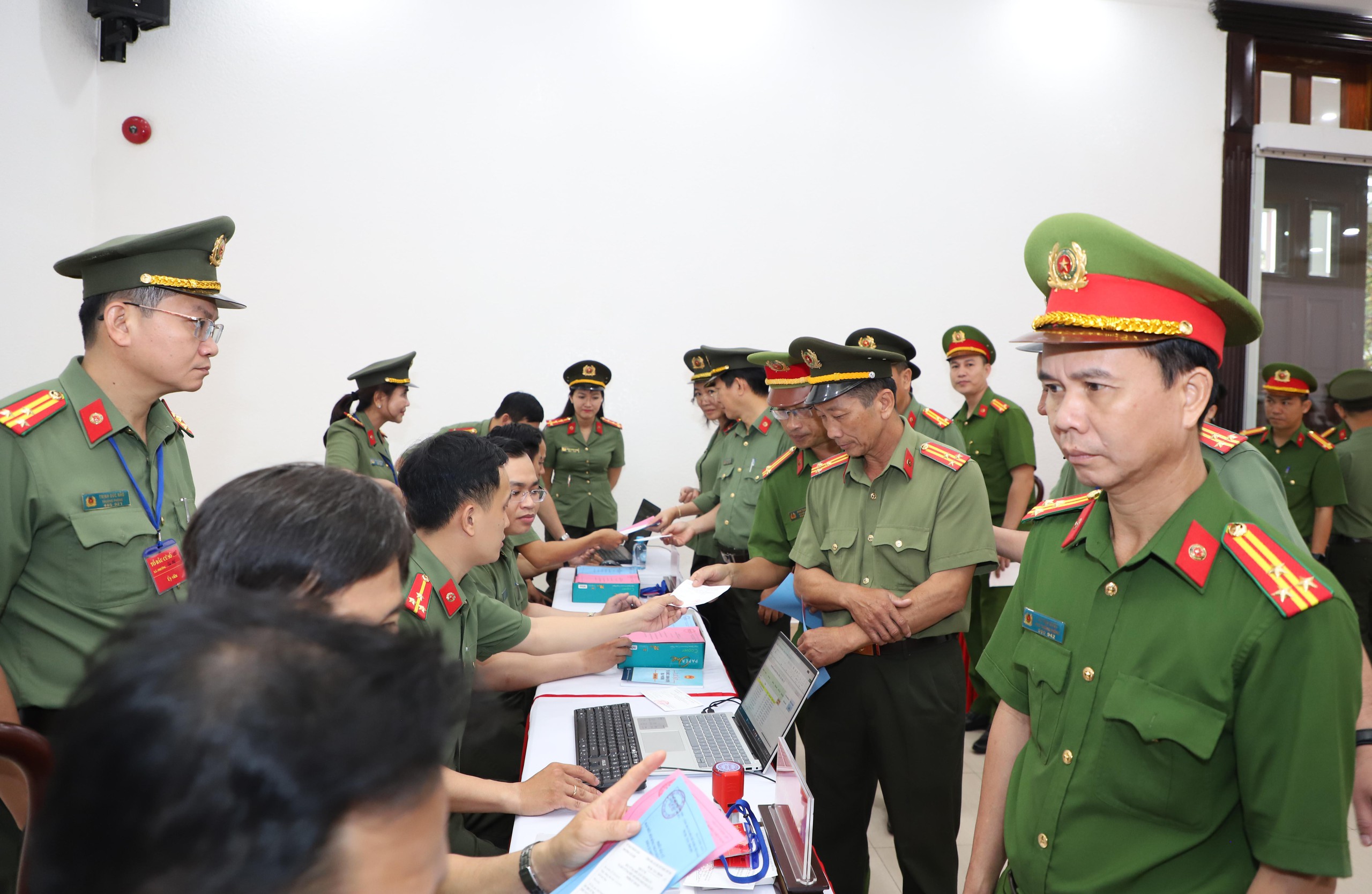 Hơn 2.000 cử tri thuộc lực lượng C&ocirc;ng an TP Cần Thơ bầu cử sớm - Ảnh 6.