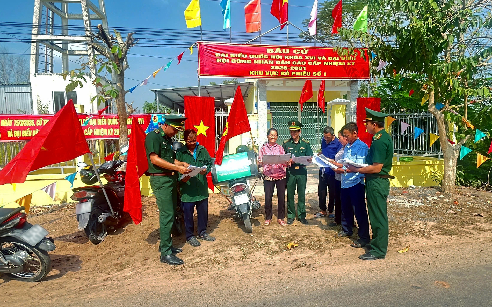 “Tiếng loa Biên phòng” vẫn miệt mài trước giờ bầu cử