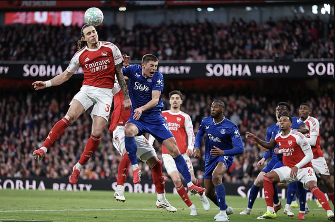 Arsenal thắng nghẹt thở Everton, sao 16 tuổi đi v&agrave;o lịch sử - Ảnh 1.