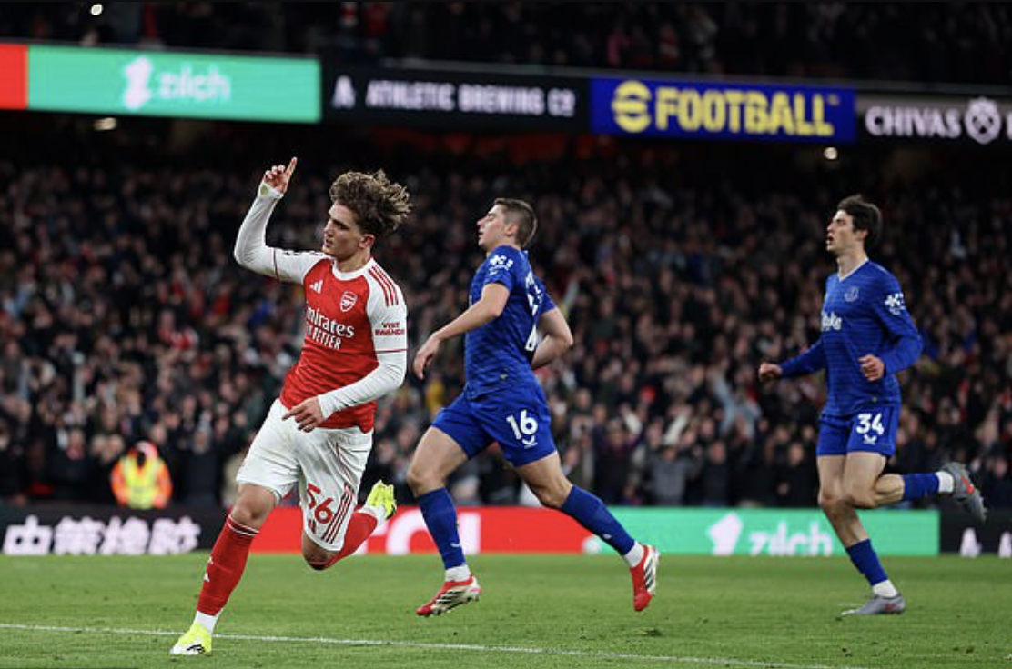 Arsenal thắng nghẹt thở Everton, sao 16 tuổi đi v&agrave;o lịch sử - Ảnh 4.