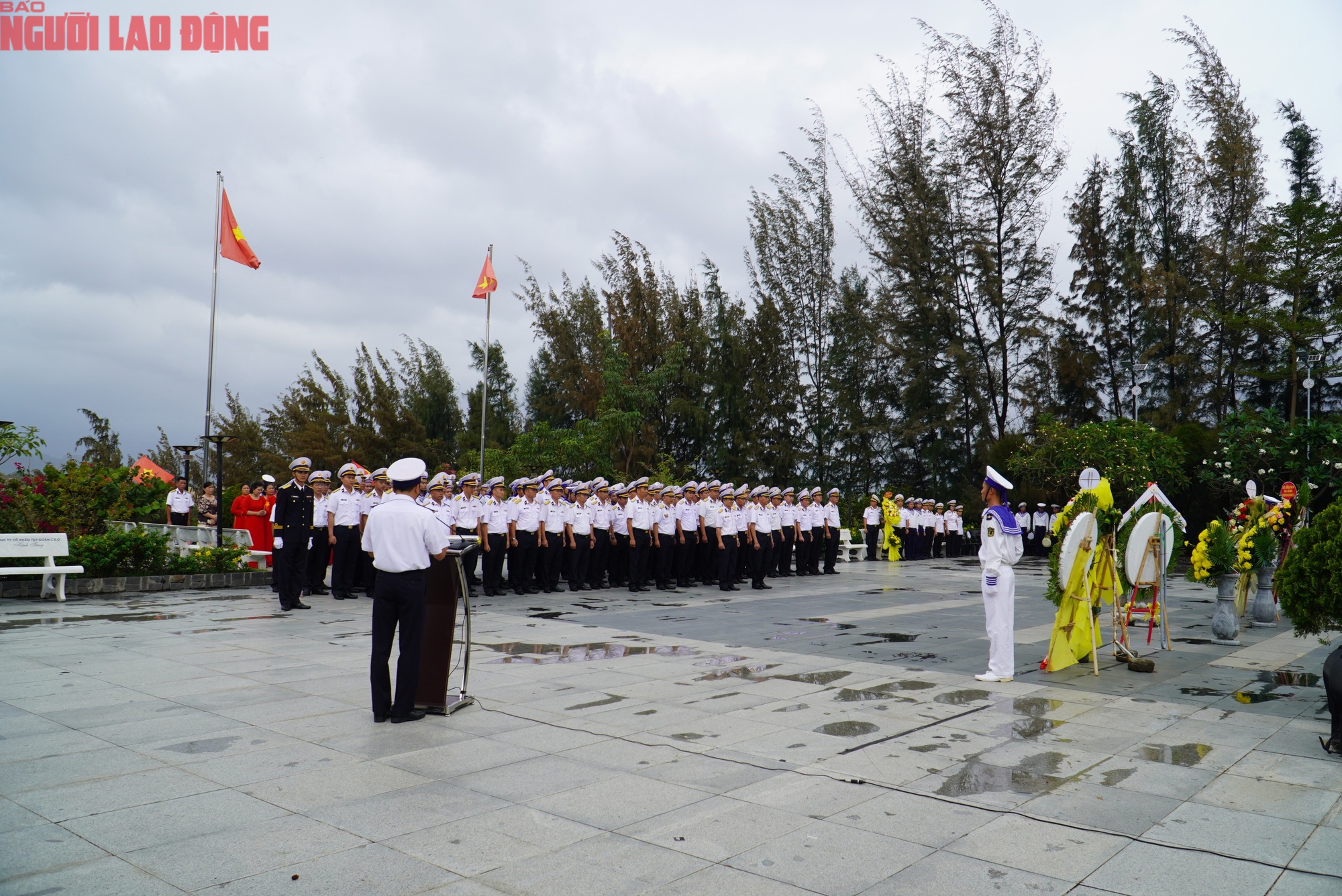Hàng ngàn người tưởng niệm chiến sĩ Gạc Ma tại khánh hòa - Ảnh 1.
