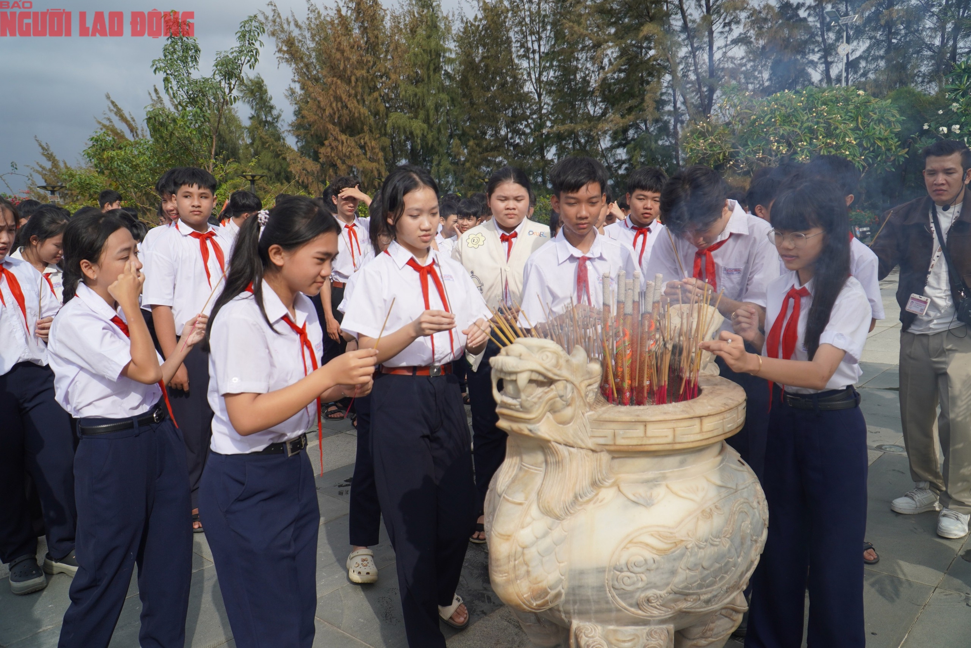 Hàng ngàn người tưởng niệm chiến sĩ Gạc Ma tại khánh hòa - Ảnh 7.
