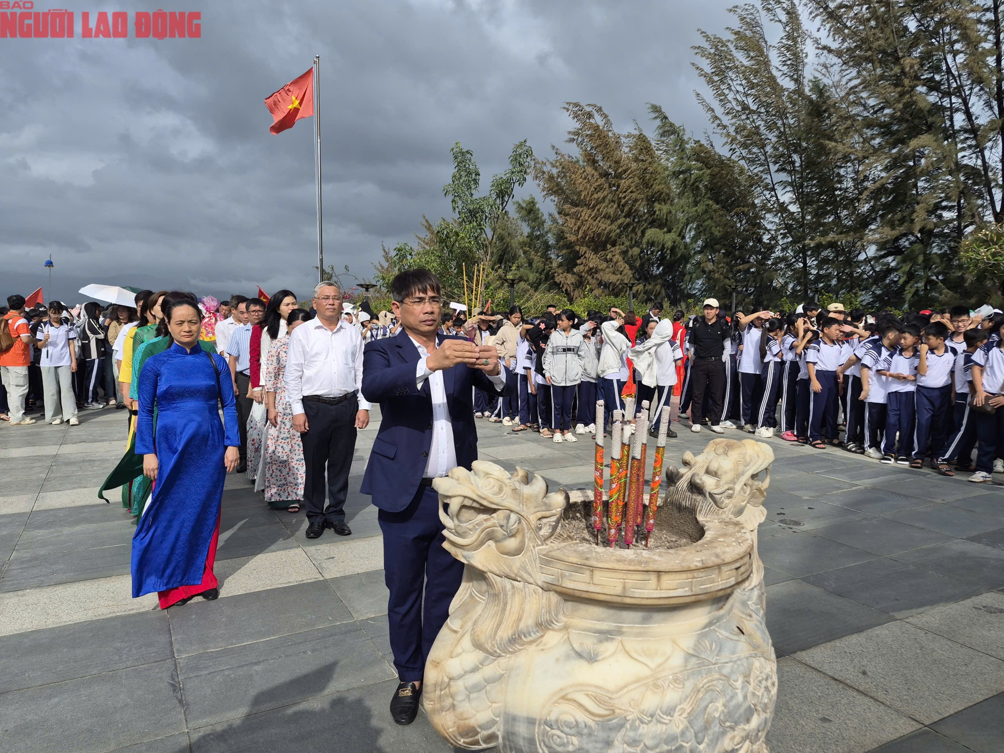 Hàng ngàn người tưởng niệm chiến sĩ Gạc Ma tại khánh hòa - Ảnh 11.
