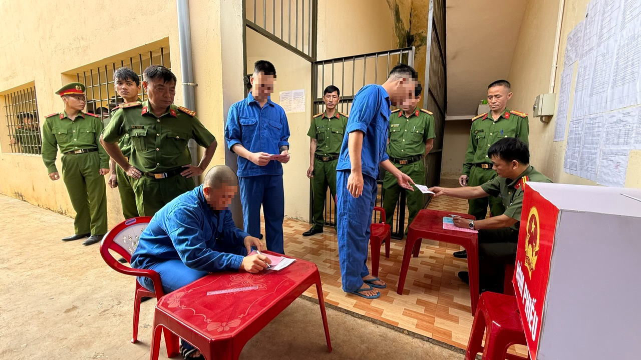 H&agrave;ng trăm người tạm giam thực hiện quyền bầu cử tại Đắk Lắk năm 2026 - Ảnh 4.