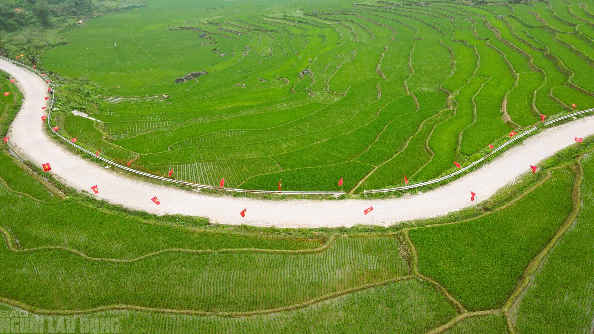 Điểm du lịch nổi tiếng ở Thanh Hóa rực rỡ cờ Tổ quốc trước ngày bầu cử - Ảnh 11.