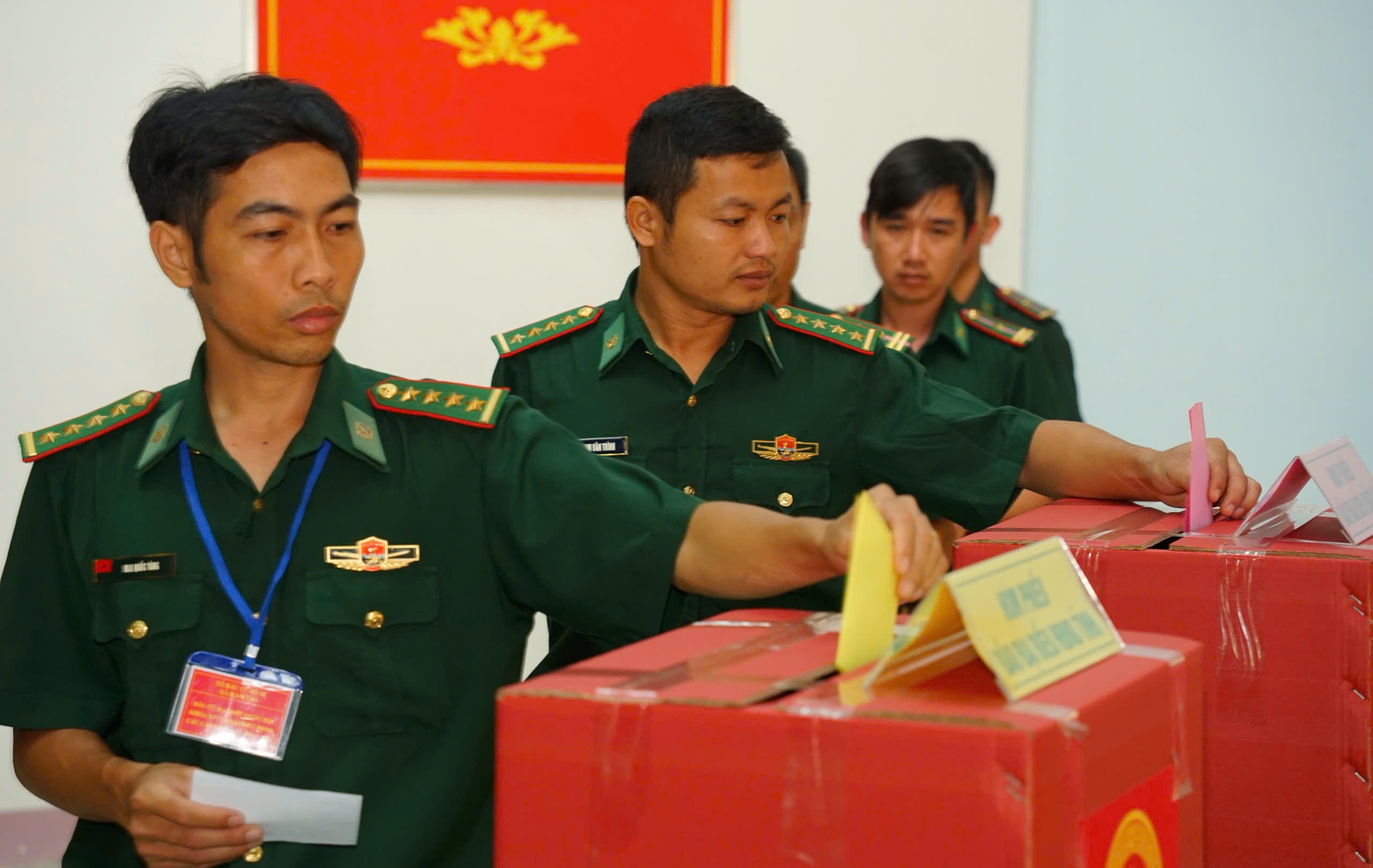 Chiến sĩ Bi&ecirc;n ph&ograve;ng bỏ phiếu bầu cử sớm ở L&acirc;m Đồng - Ảnh 2.