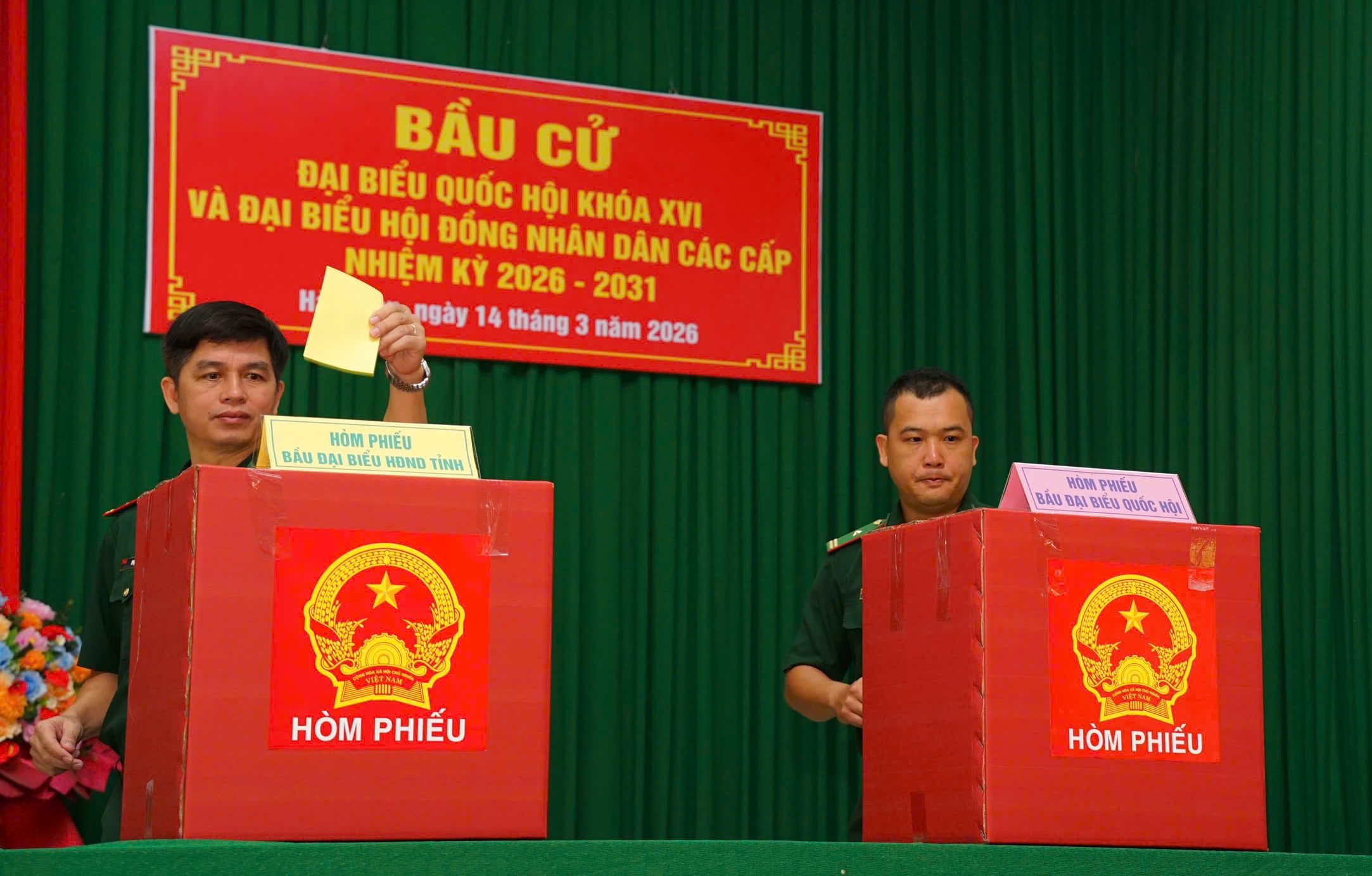 Chiến sĩ Bi&ecirc;n ph&ograve;ng bỏ phiếu bầu cử sớm ở L&acirc;m Đồng - Ảnh 4.