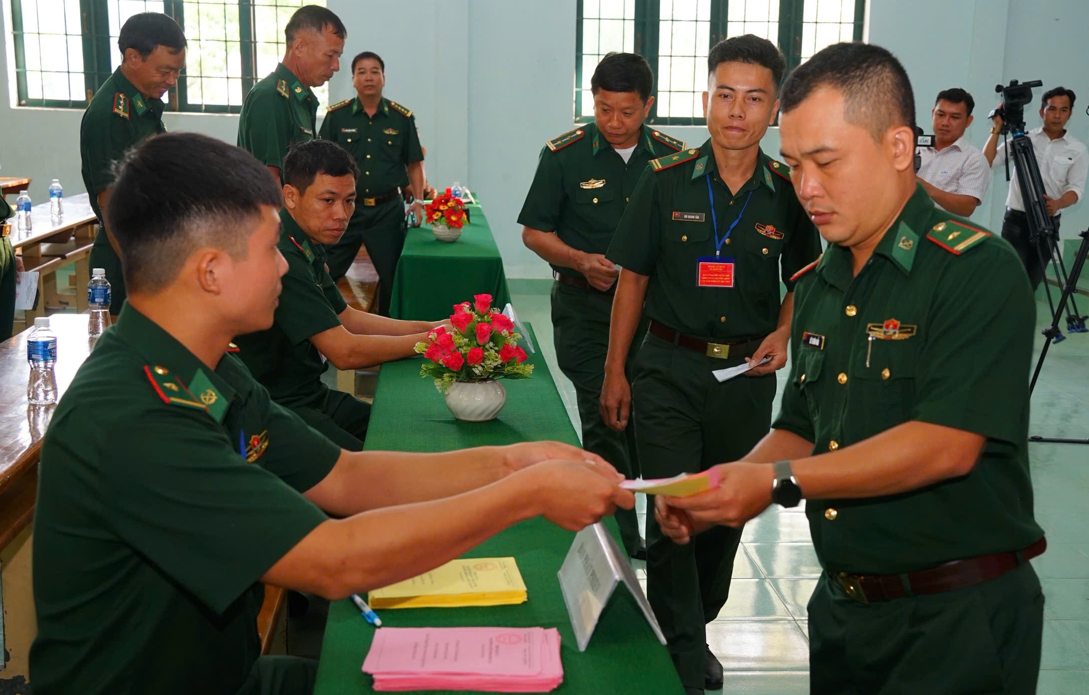 Chiến sĩ Bi&ecirc;n ph&ograve;ng bỏ phiếu bầu cử sớm ở L&acirc;m Đồng - Ảnh 1.