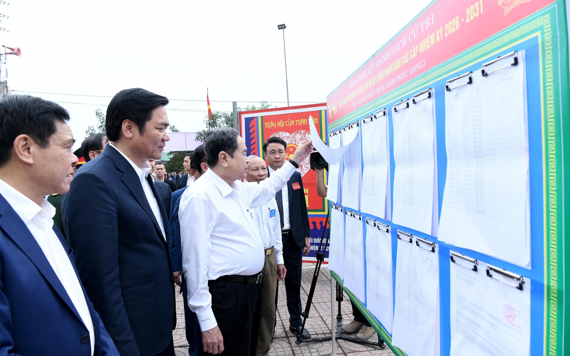 Cử tri cả nước phát huy quyền làm chủ, trực tiếp lựa chọn những đại biểu tiêu biểu, xứng đáng nhất