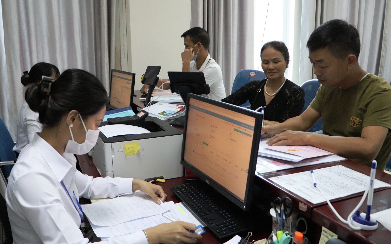 Tăng lương cơ sở: Không chỉ dừng ở câu hỏi tăng 8%, 10% hay 12%?