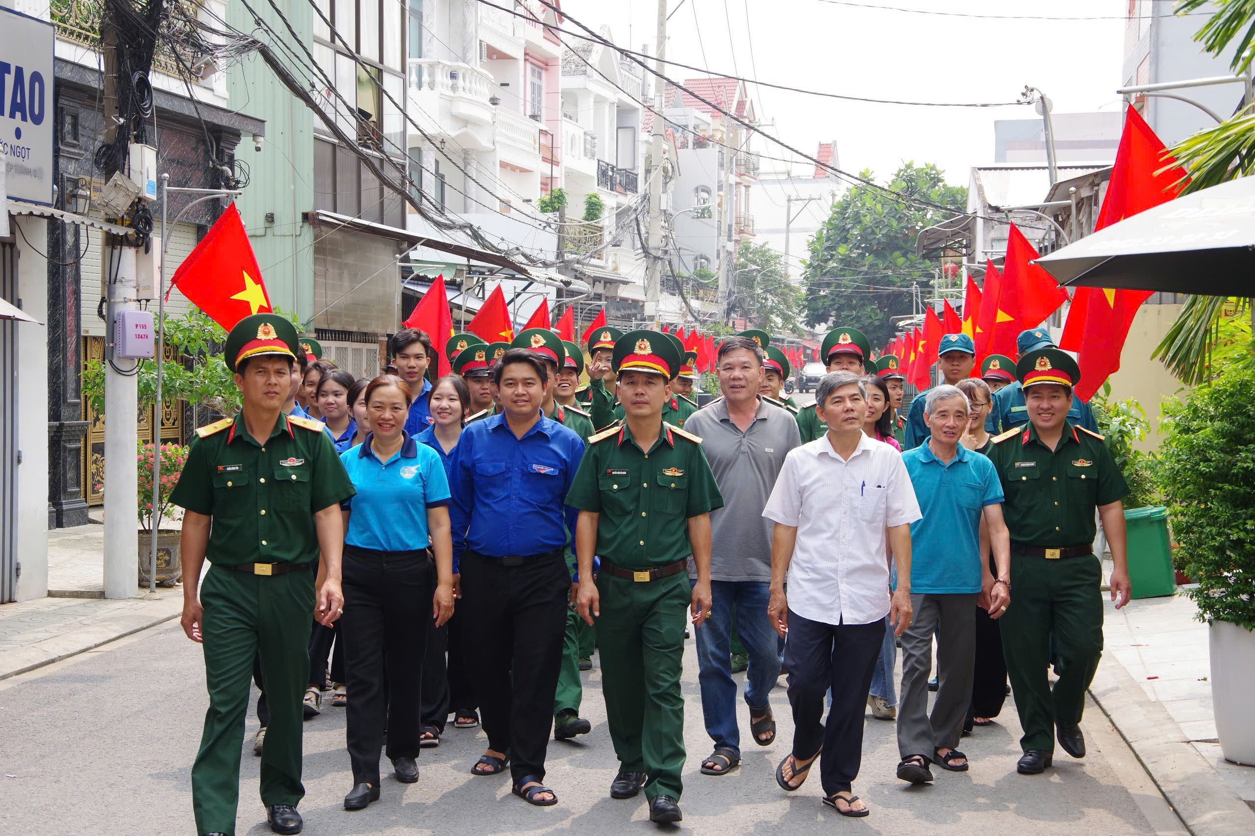 Rực rỡ tuyến đường cờ Tổ quốc ch&agrave;o mừng Ng&agrave;y hội non s&ocirc;ng tại TPHCM - Ảnh 3.