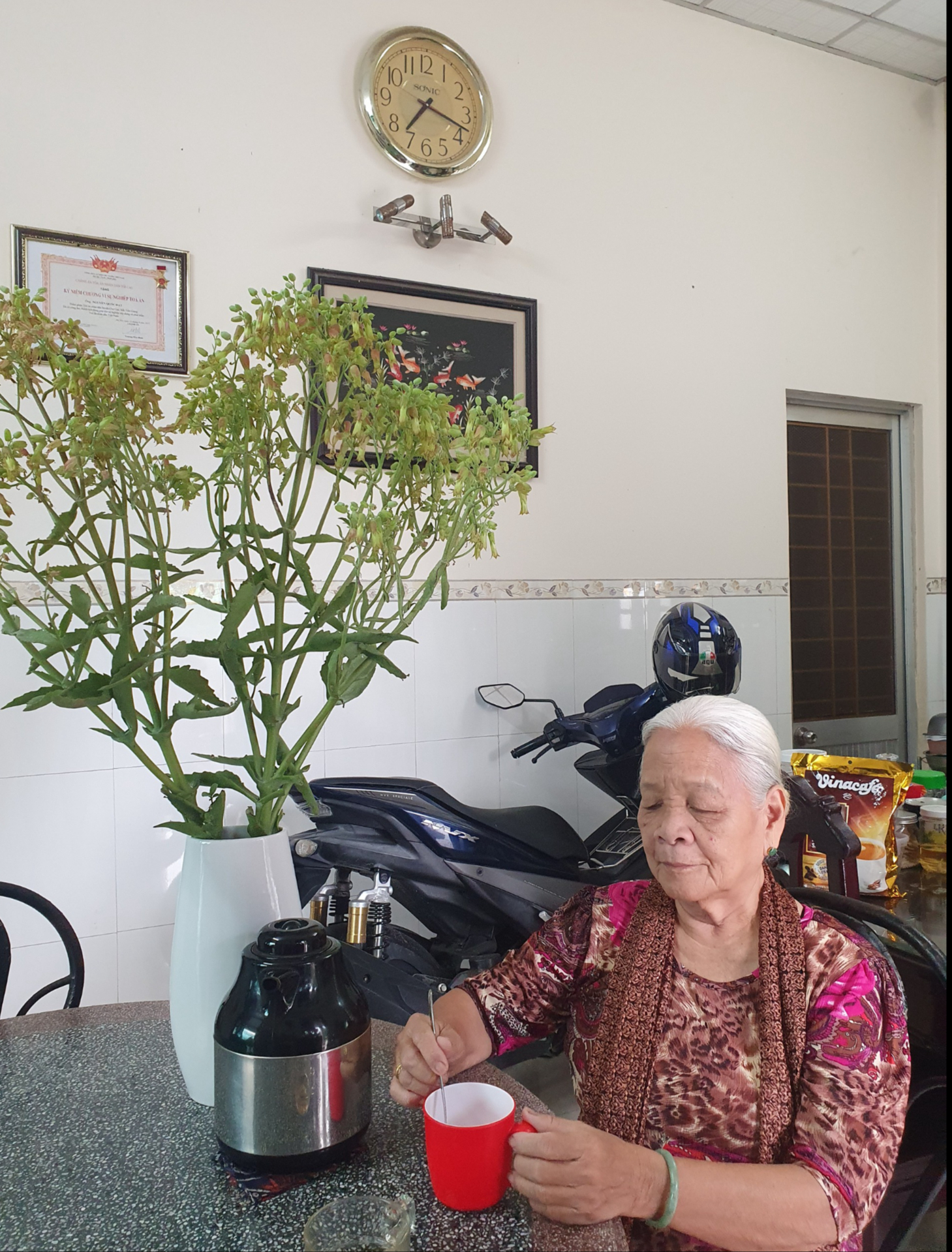 Ly c&agrave; ph&ecirc; của m&aacute; - Ảnh 1.