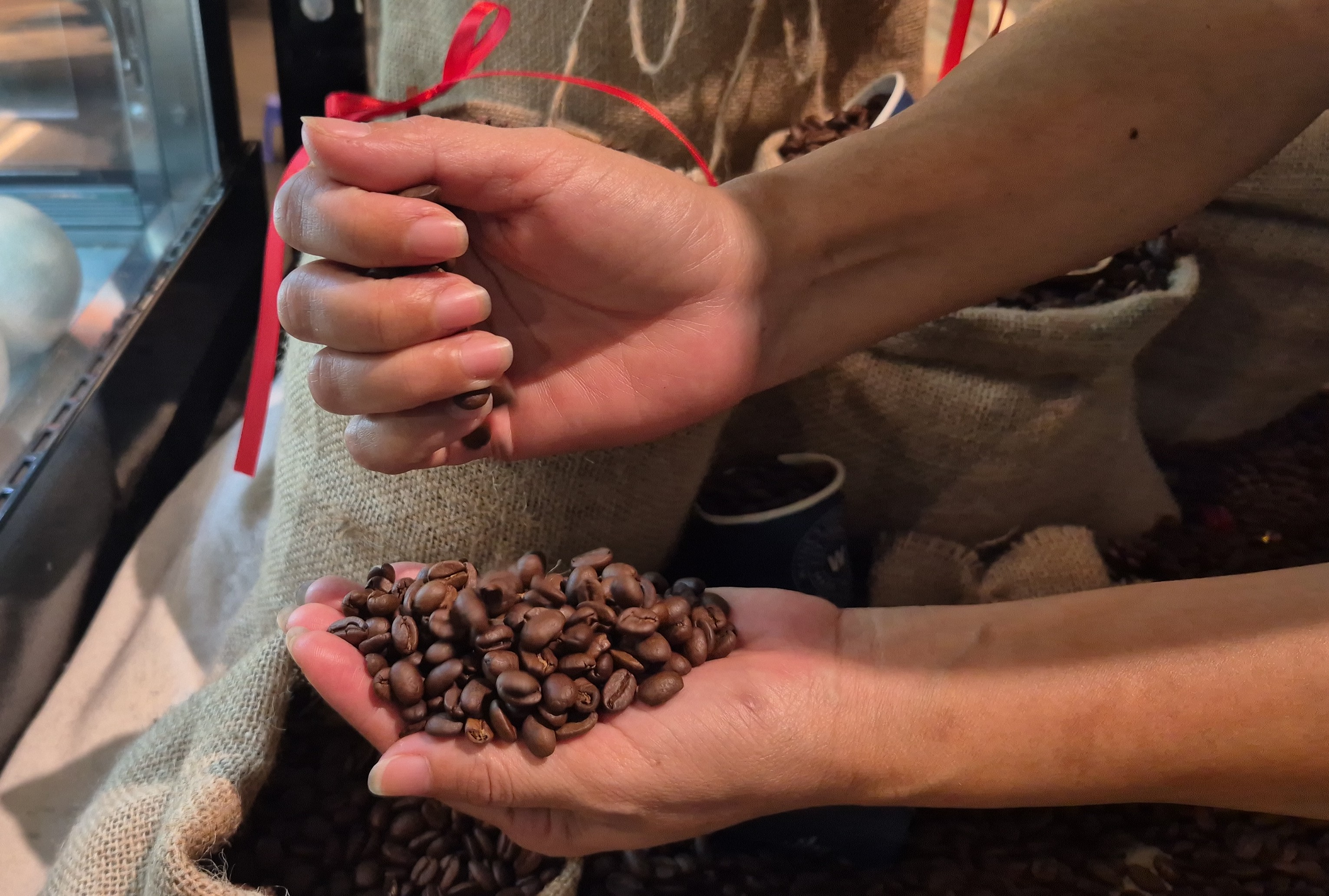 Gi&aacute; c&agrave; ph&ecirc; h&ocirc;m nay 15 - 3: Robusta thay thế Arabica với xu hướng giảm gi&aacute; - Ảnh 3.