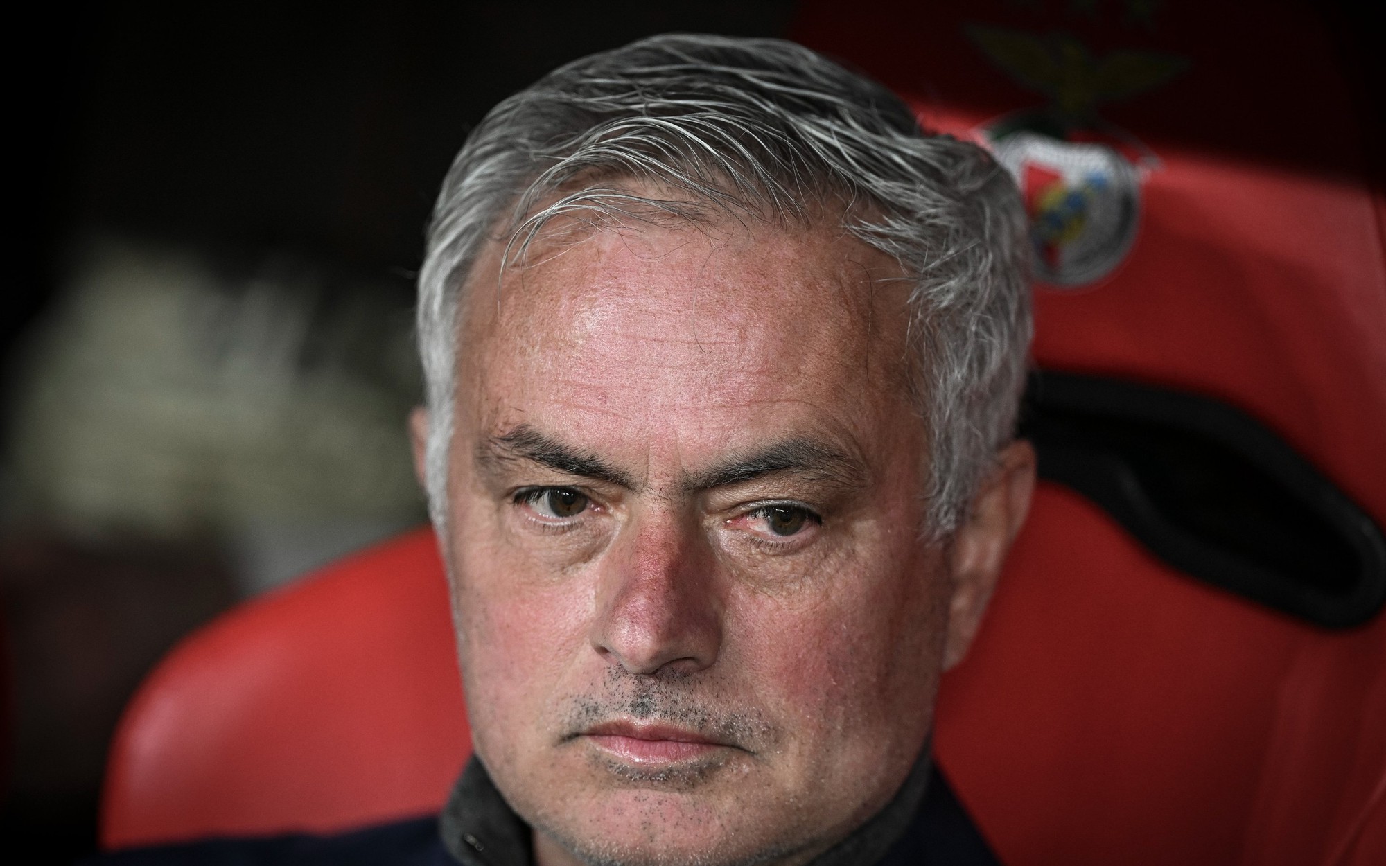 HLV Mourinho bị cấm chỉ đạo 2 trận sau sự cố ở đại chiến Benfica