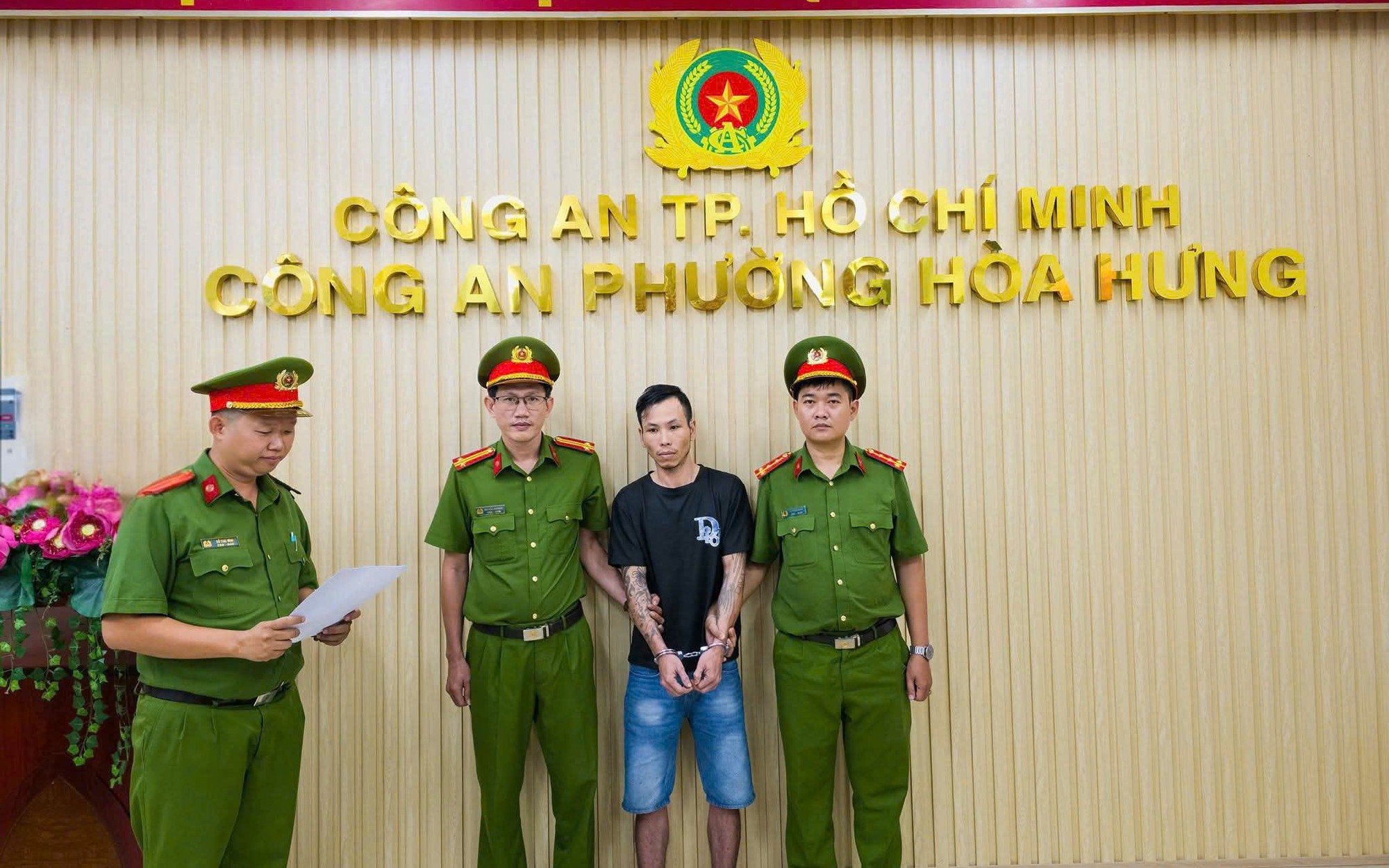 Bắt khẩn cấp nhân viên quán ốc đánh tài xế giao hàng ở TPHCM