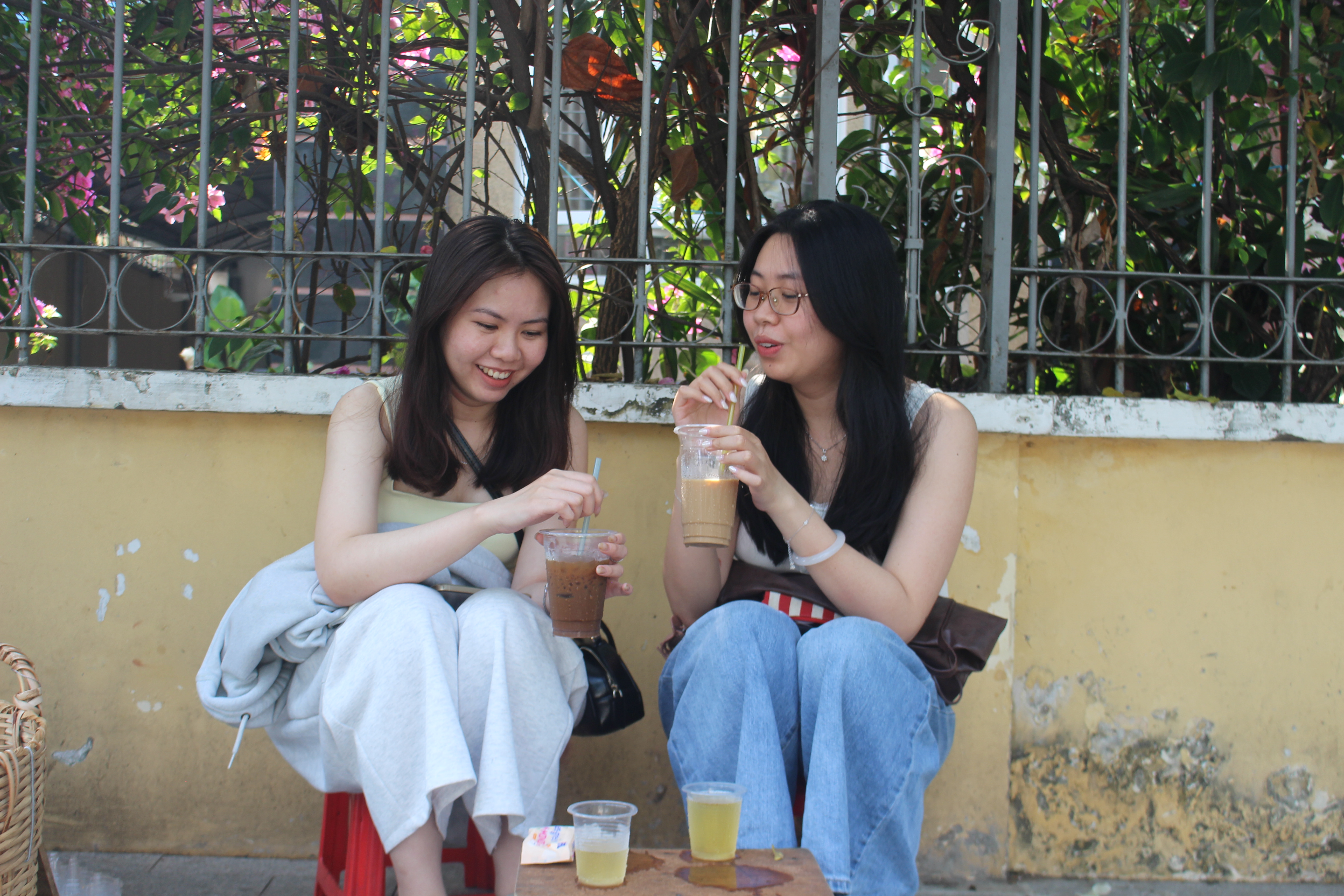 Cà phê vỉa hè - “phòng khách” của nhiều người ở TPHCM - Ảnh 3.
