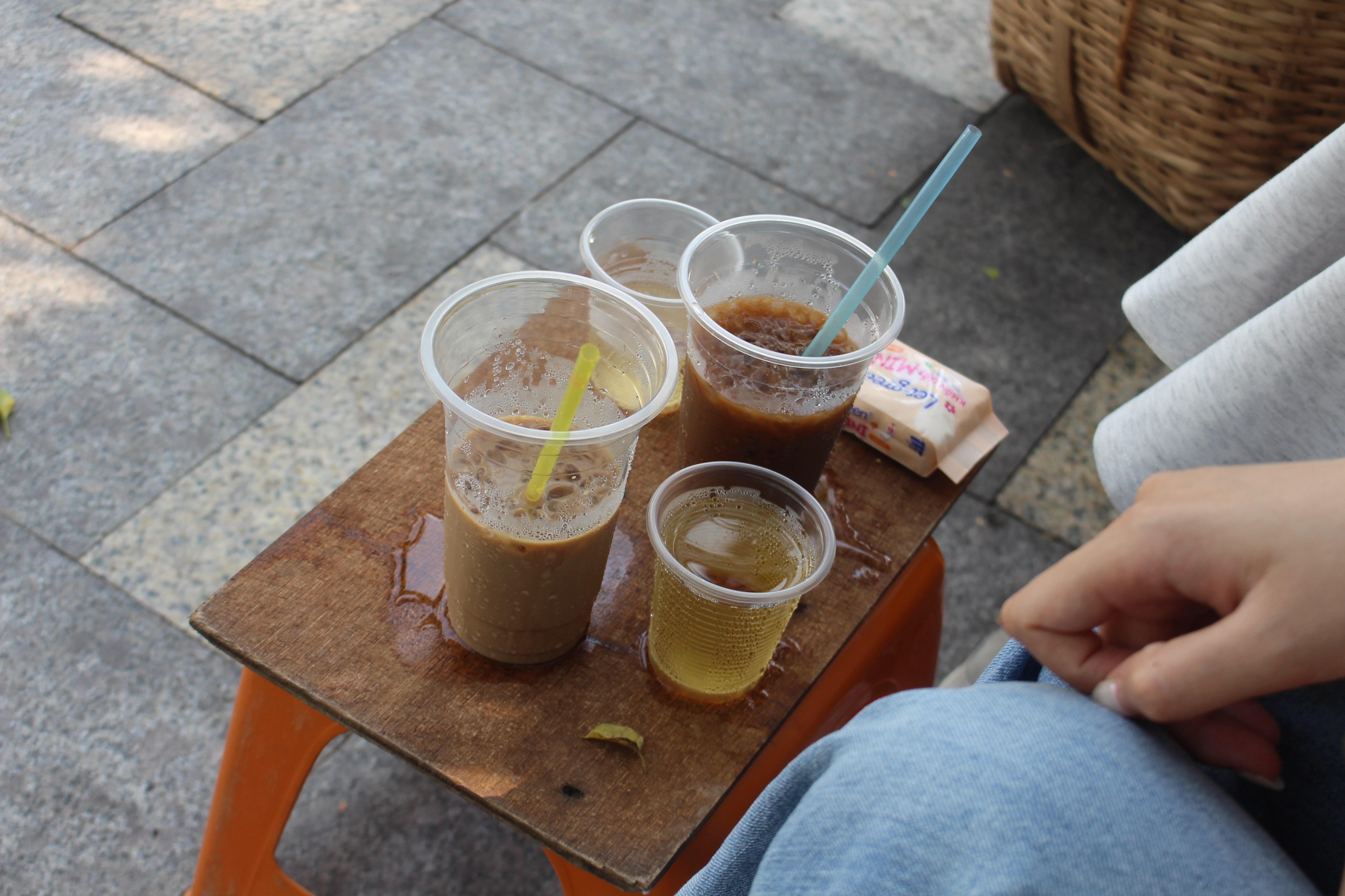 Cà phê vỉa hè - “phòng khách” của nhiều người ở TPHCM - Ảnh 2.