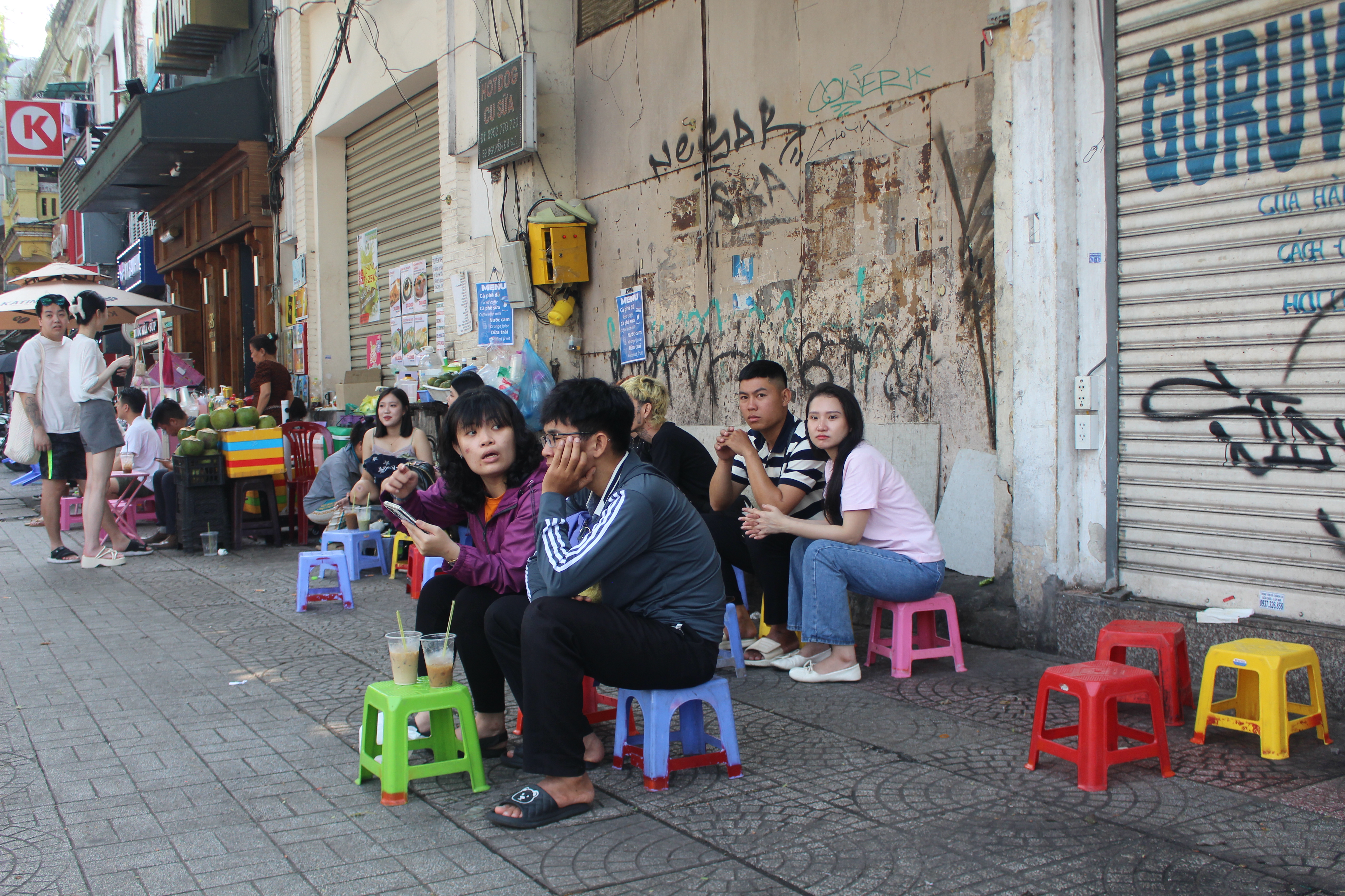 Cà phê vỉa hè - “phòng khách” của nhiều người ở TPHCM - Ảnh 1.