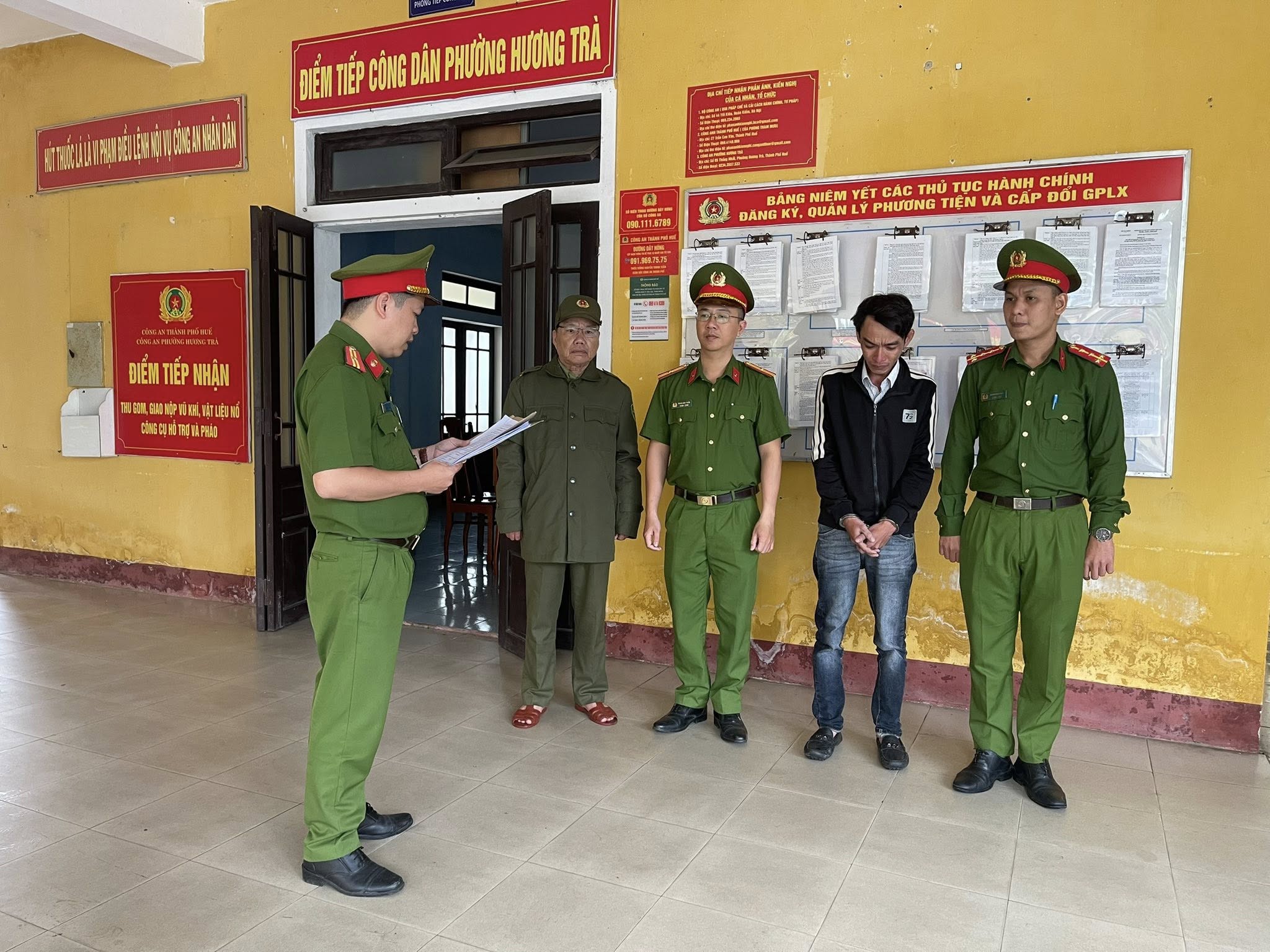 Người phụ nữ bị lừa khi mua v&agrave;ng tr&ecirc;n mạng x&atilde; hội với gi&aacute; rẻ bất ngờ - Ảnh 2.