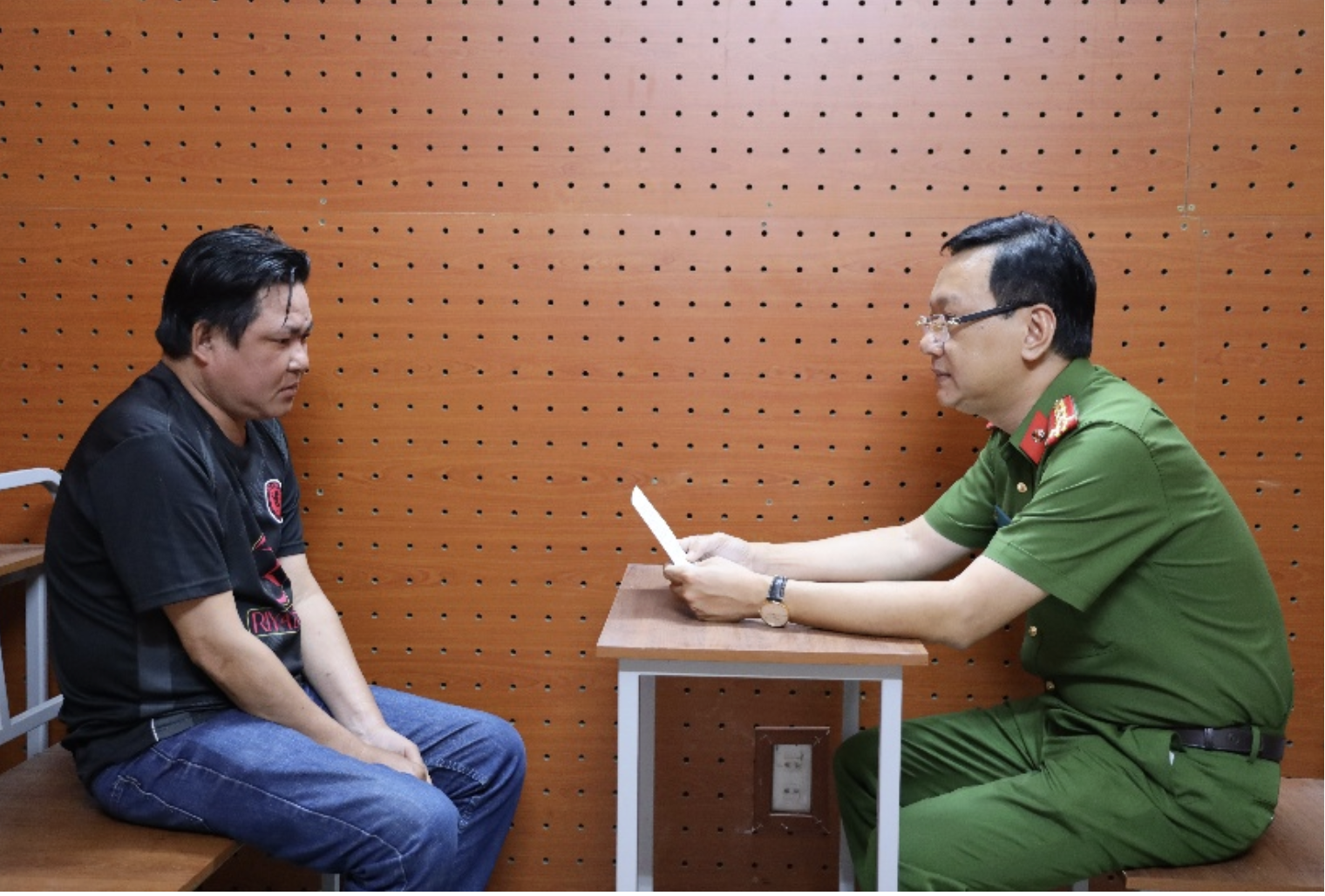 Vụ giật dây chuyền tại Liên Hoa Bảo Tháp: Công an Cần Thơ bắt nhiều nghi phạm - Ảnh 2.