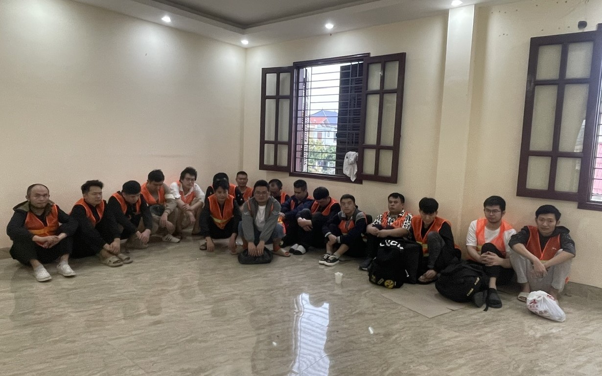 Từ bất thường tại nhà một hộ dân, phát hiện 12 người Trung Quốc nhập cảnh trái phép