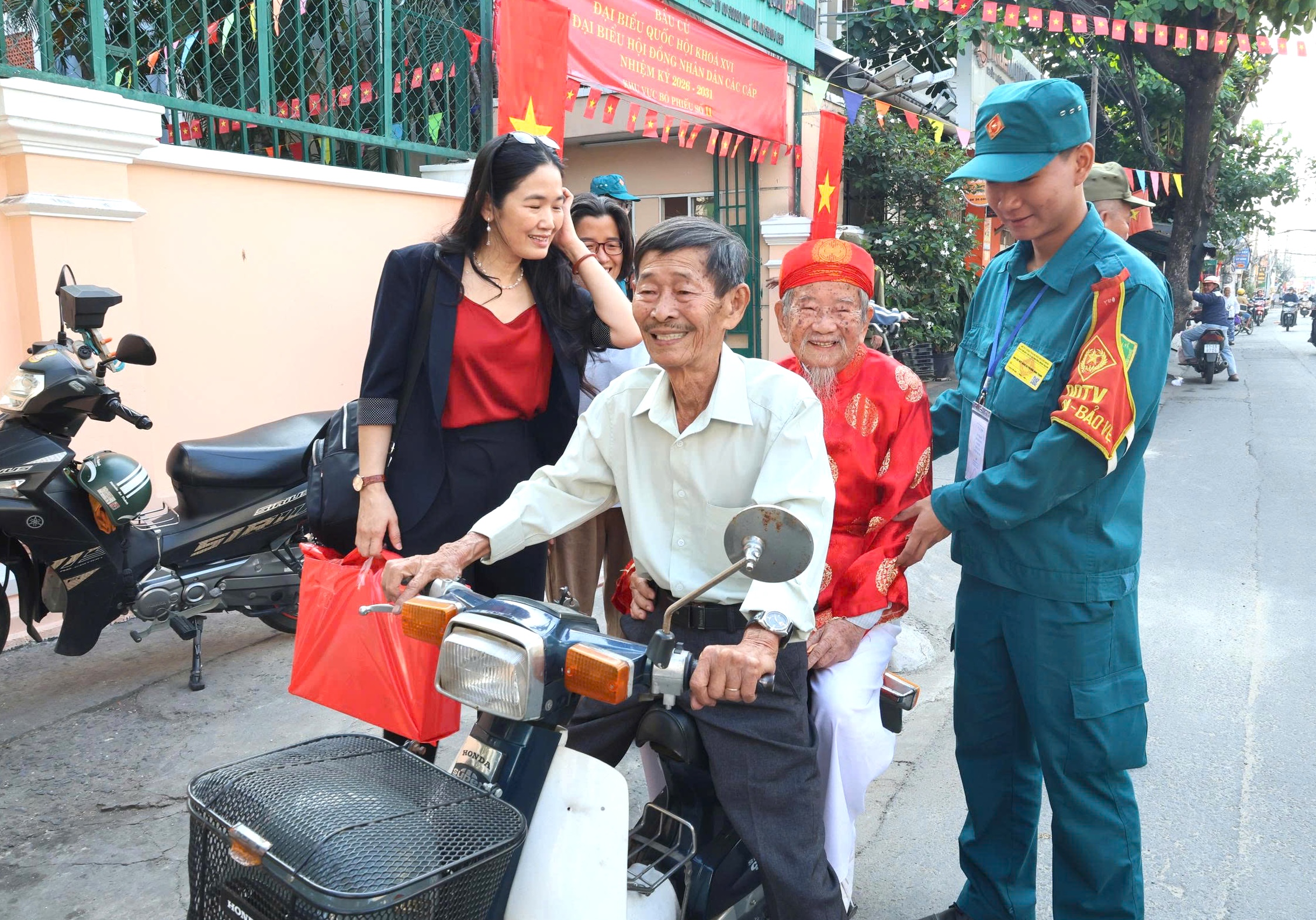 H&igrave;nh ảnh x&uacute;c động: Nh&agrave; nghi&ecirc;u cứu Nguyễn Đ&igrave;nh Tư 106 tuổi trong &aacute;o d&agrave;i đỏ đi bầu cử - Ảnh 7.