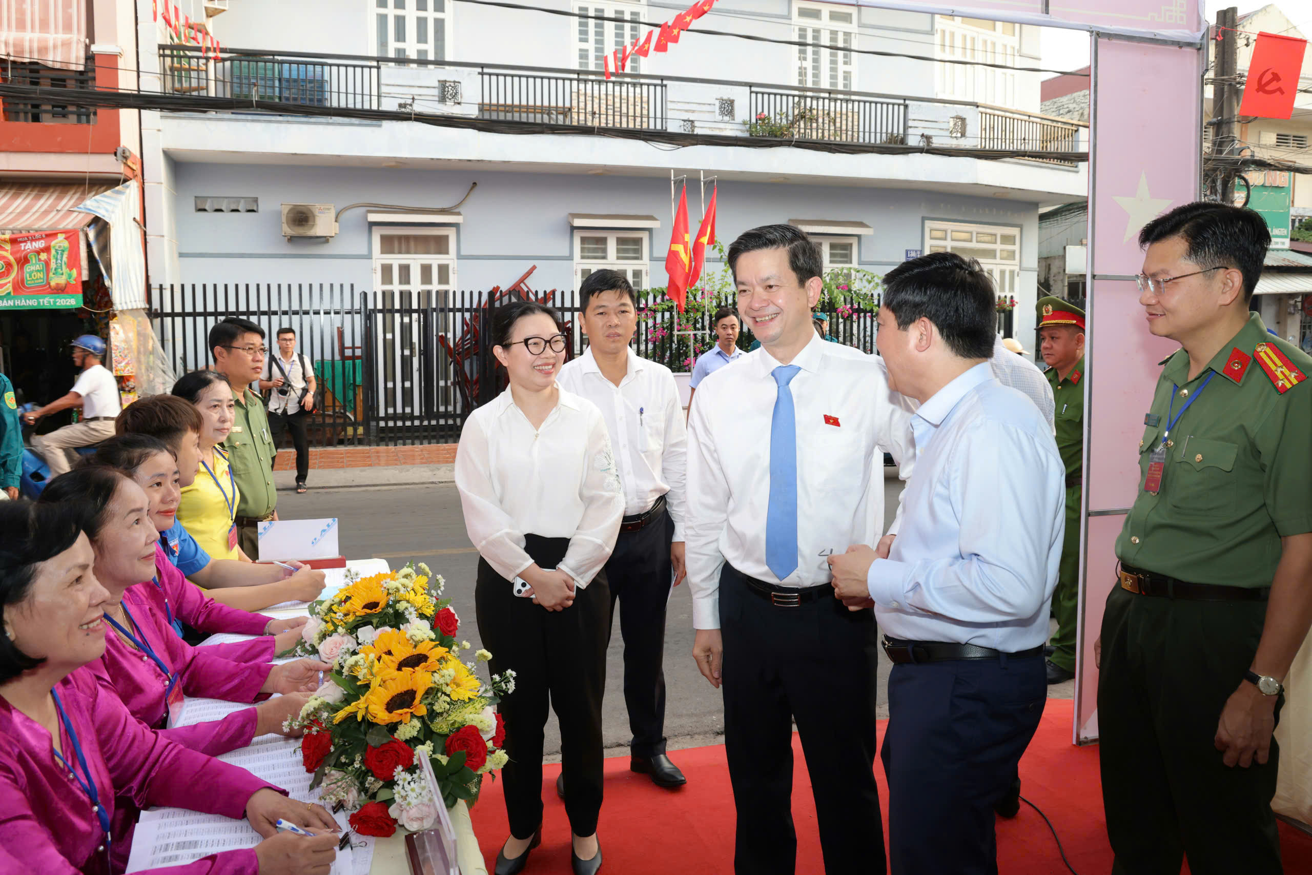 Cử tri TP Cần Thơ , Vĩnh Long nô nức đi bầu cử trong không khí phấn khởi - Ảnh 1.