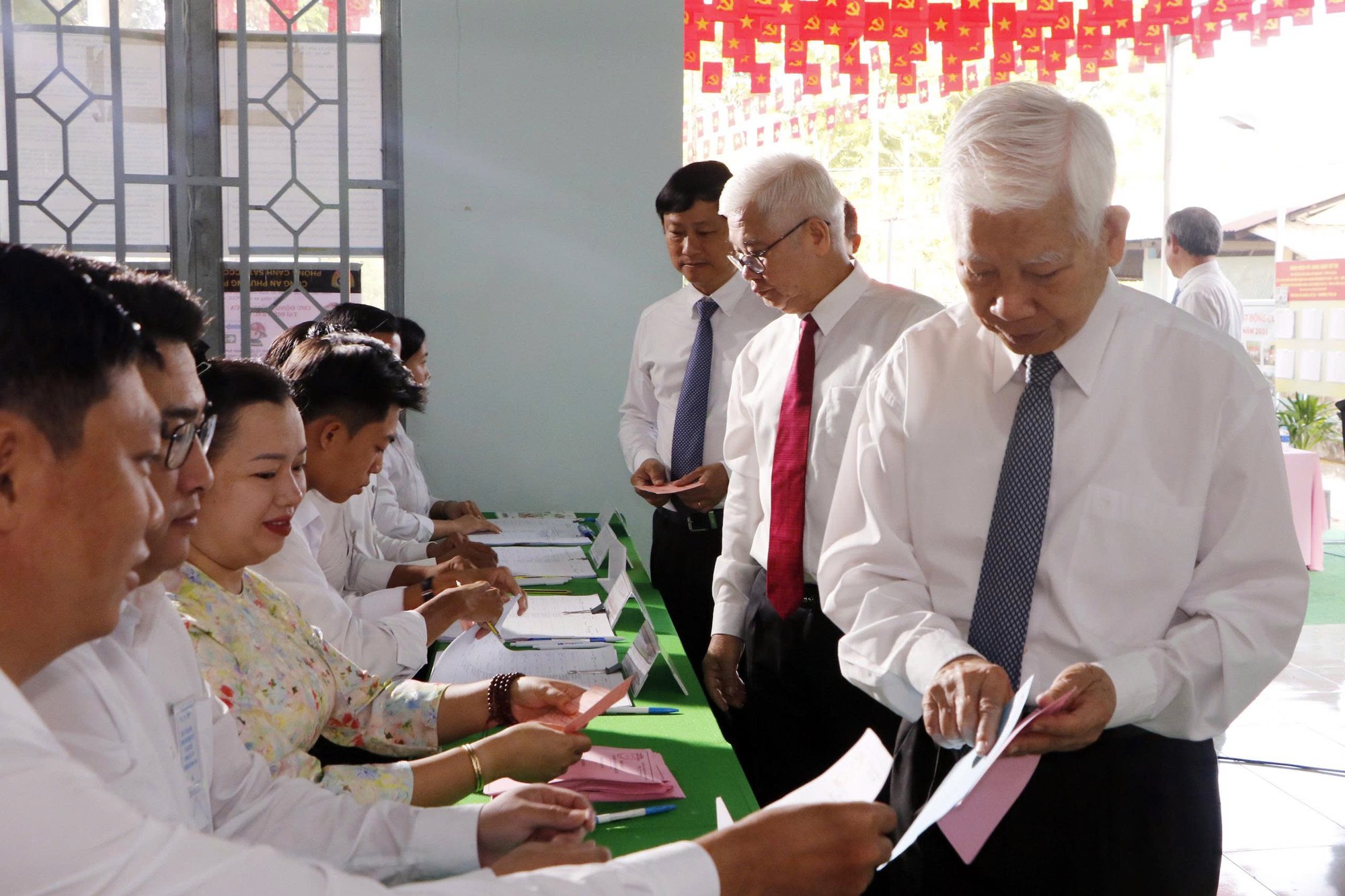Chủ tịch HĐND TPHCM V&otilde; Văn Minh giữ trọn lời hứa trong Bầu cử 2026 - Ảnh 3.