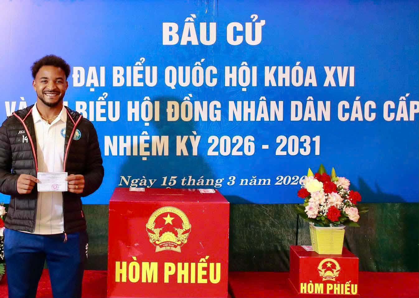 Cầu thủ Nguyễn Xuân Son lần đầu đi bầu cử - Ảnh 2.