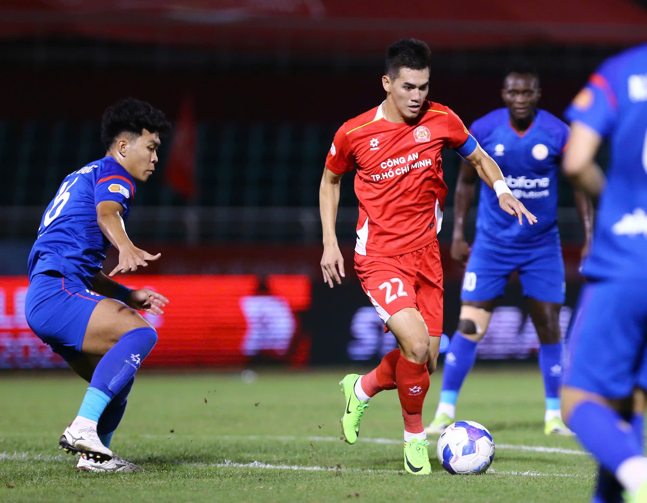 VAR từ chối b&agrave;n thắng của PVF-CAND, Khoa Ng&ocirc; tỏa s&aacute;ng gi&uacute;p C&ocirc;ng an TP HCM thắng 1-0 - Ảnh 6.