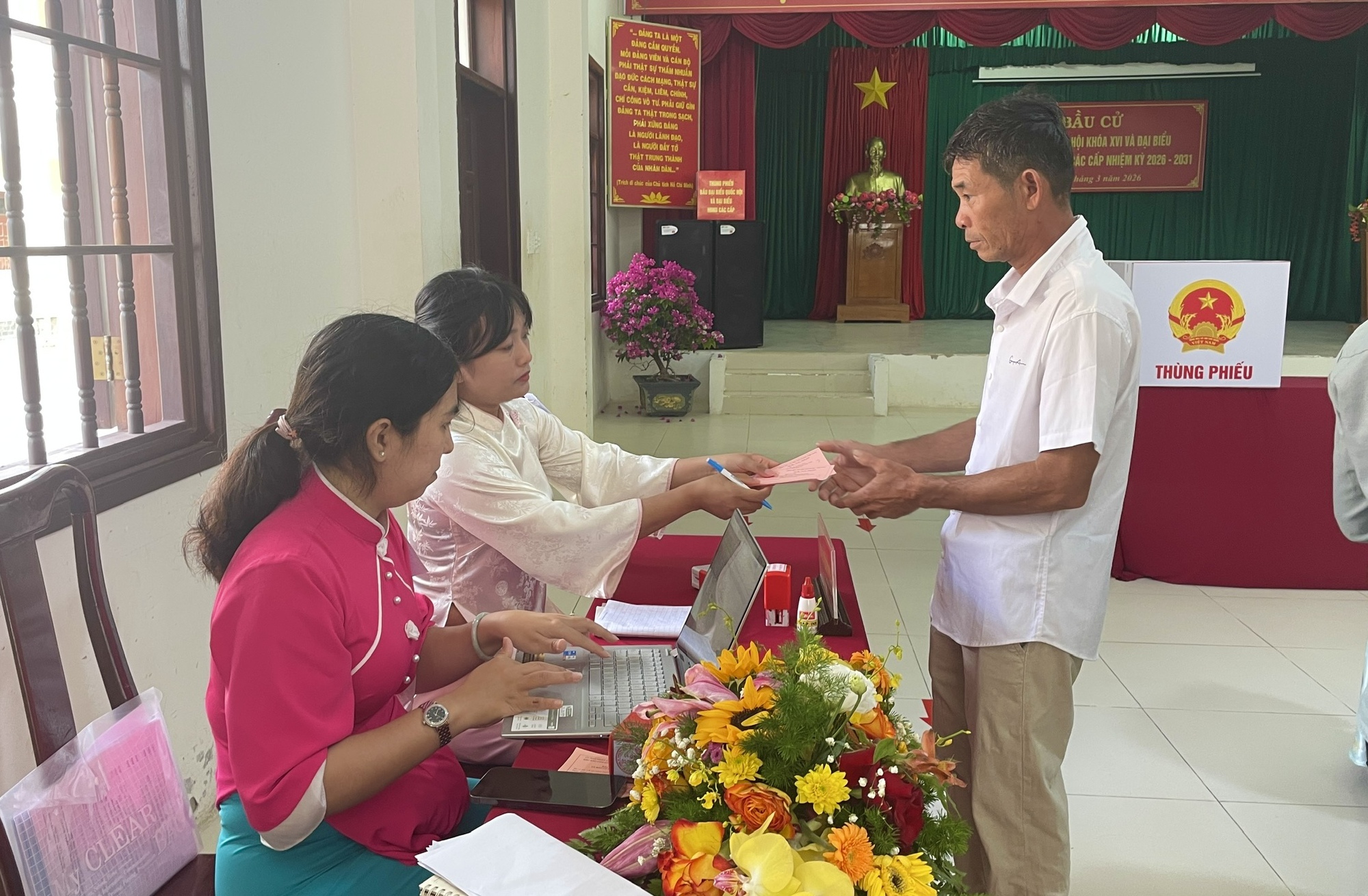 Cử tri Đặc khu Côn Đảo nô nức tham gia ngày bầu cử 2026 - Ảnh 11.