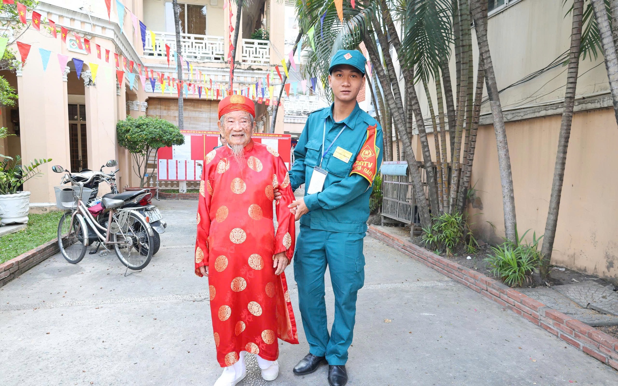 Xúc động nhà nghiên cứu Nguyễn Đình Tư 106 tuổi trong áo dài đỏ đi bầu cử