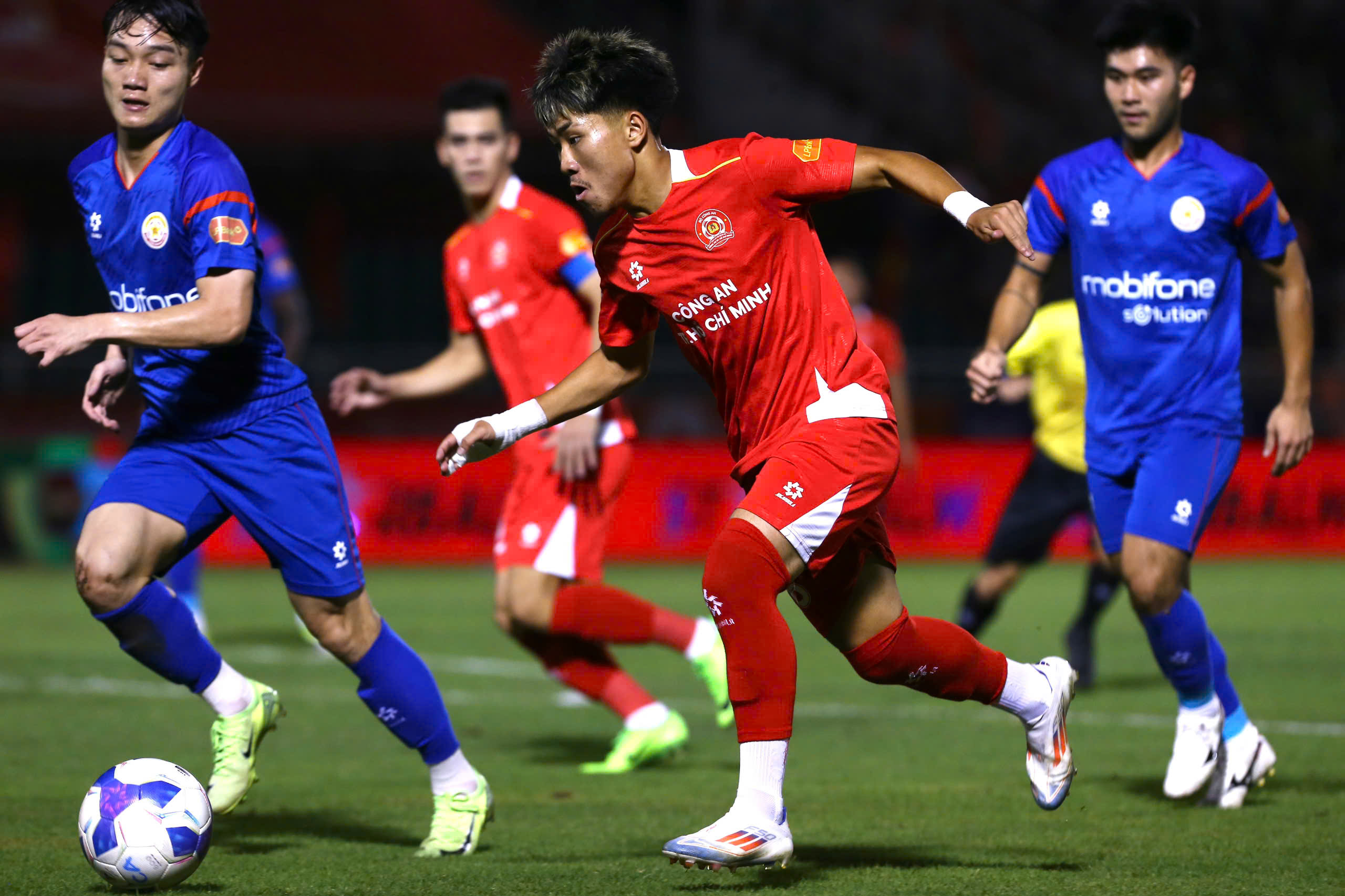 VAR từ chối b&agrave;n thắng của PVF-CAND, Khoa Ng&ocirc; tỏa s&aacute;ng gi&uacute;p C&ocirc;ng an TP HCM thắng 1-0 - Ảnh 5.