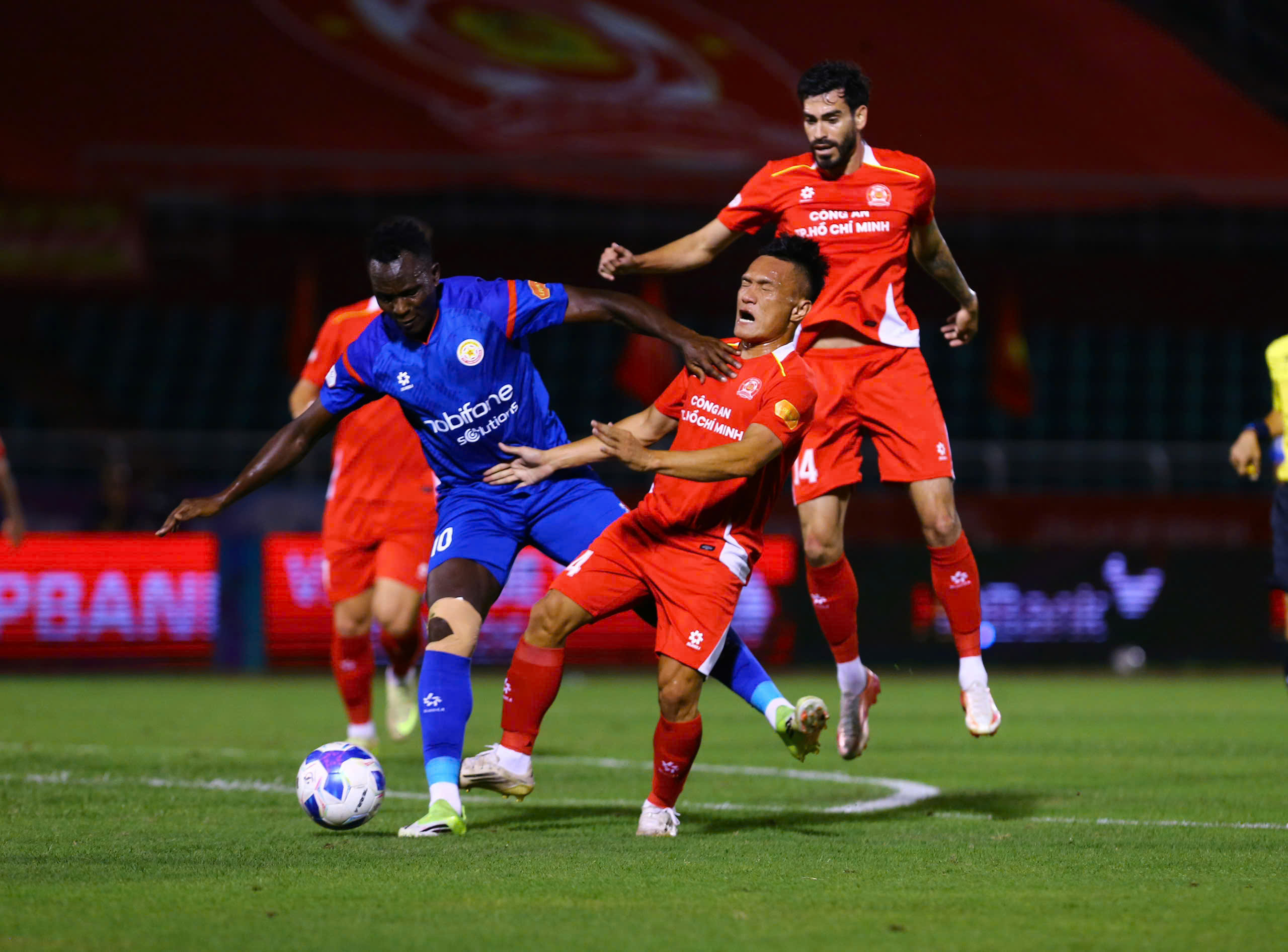 VAR từ chối b&agrave;n thắng của PVF-CAND, Khoa Ng&ocirc; tỏa s&aacute;ng gi&uacute;p C&ocirc;ng an TP HCM thắng 1-0 - Ảnh 2.