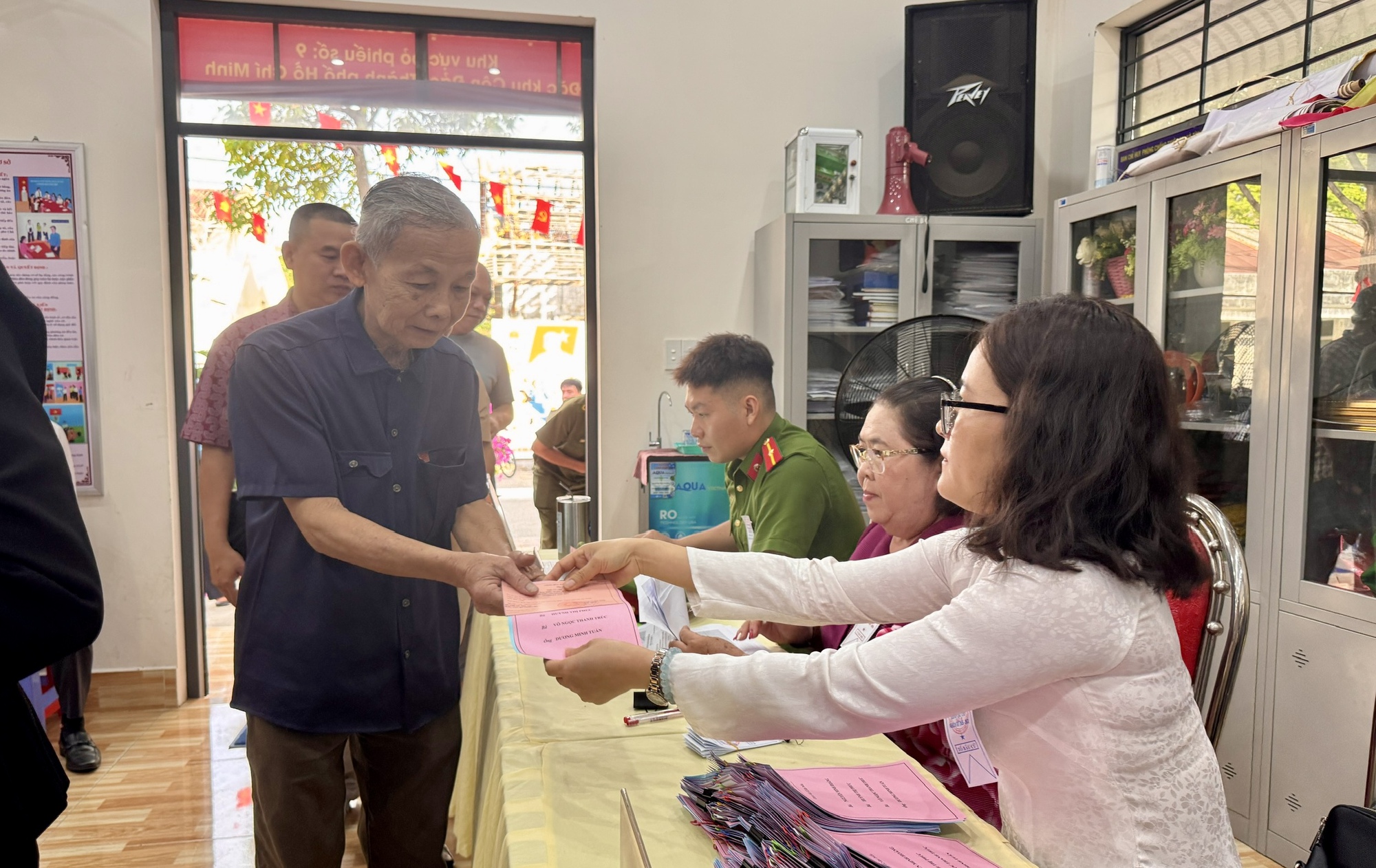 Cử tri Đặc khu Côn Đảo nô nức tham gia ngày bầu cử 2026 - Ảnh 5.