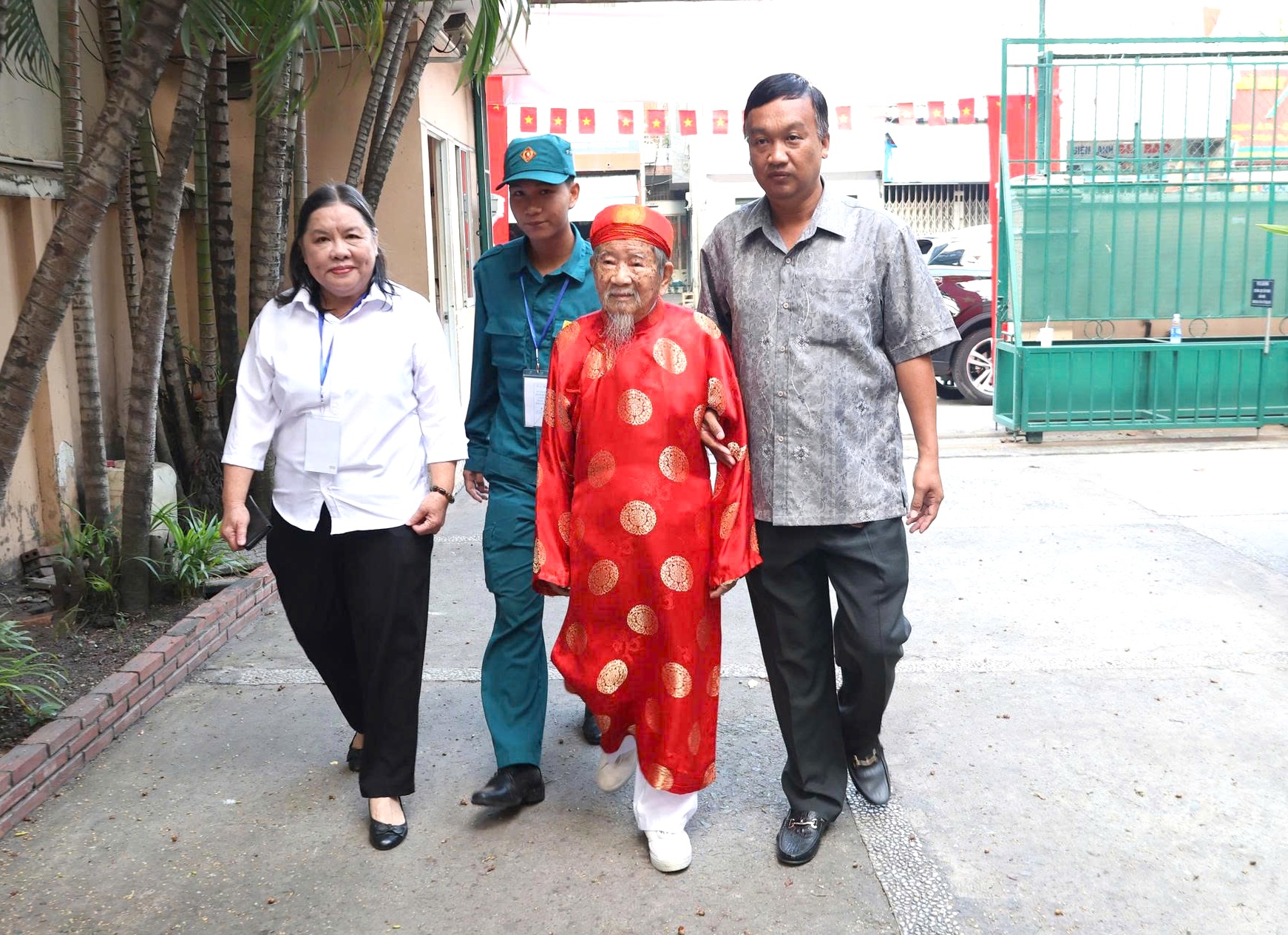 H&igrave;nh ảnh x&uacute;c động: Nh&agrave; nghi&ecirc;u cứu Nguyễn Đ&igrave;nh Tư 106 tuổi trong &aacute;o d&agrave;i đỏ đi bầu cử - Ảnh 1.