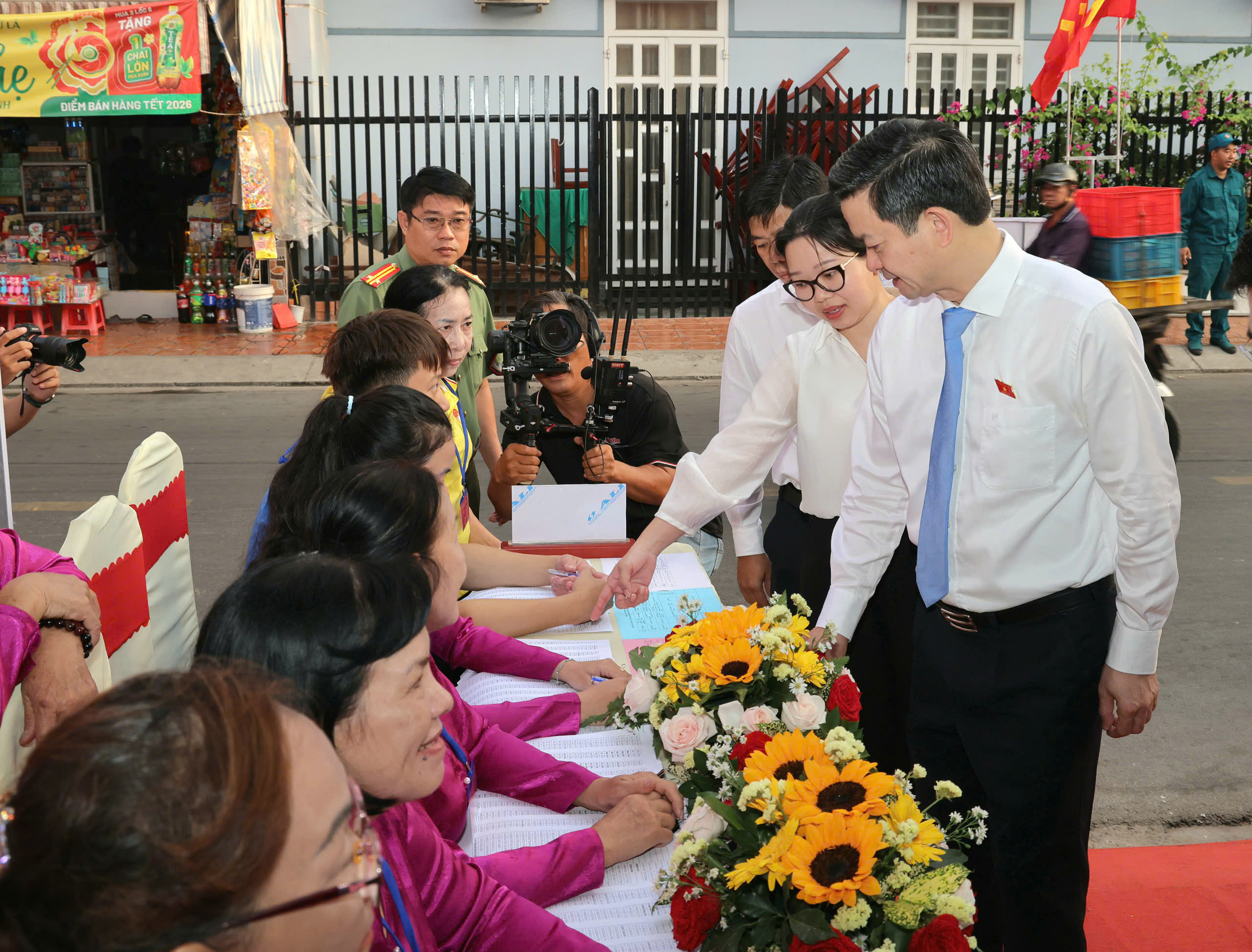 Cử tri TP Cần Thơ , Vĩnh Long nô nức đi bầu cử trong không khí phấn khởi - Ảnh 2.