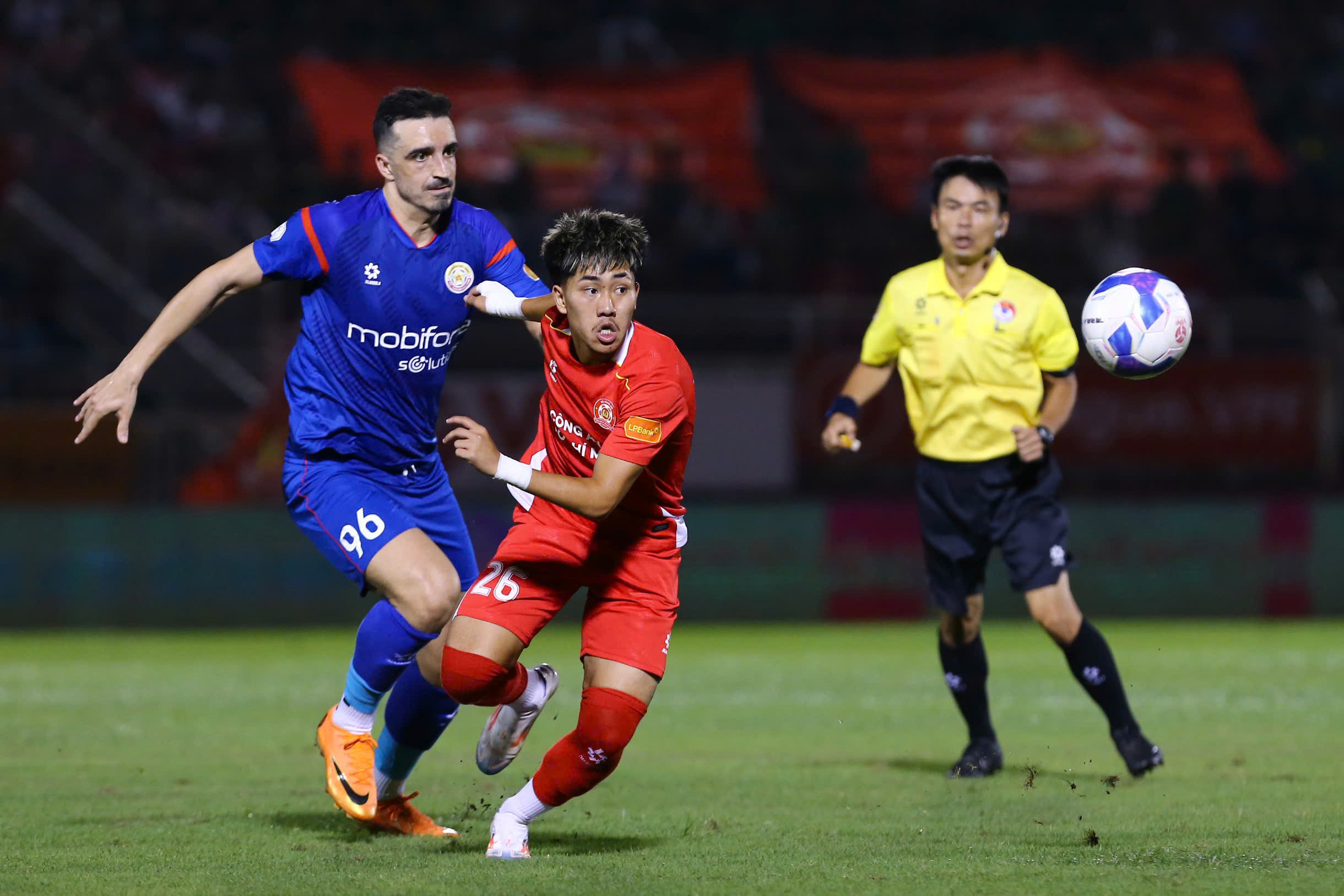 VAR từ chối b&agrave;n thắng của PVF-CAND, Khoa Ng&ocirc; tỏa s&aacute;ng gi&uacute;p C&ocirc;ng an TP HCM thắng 1-0 - Ảnh 7.