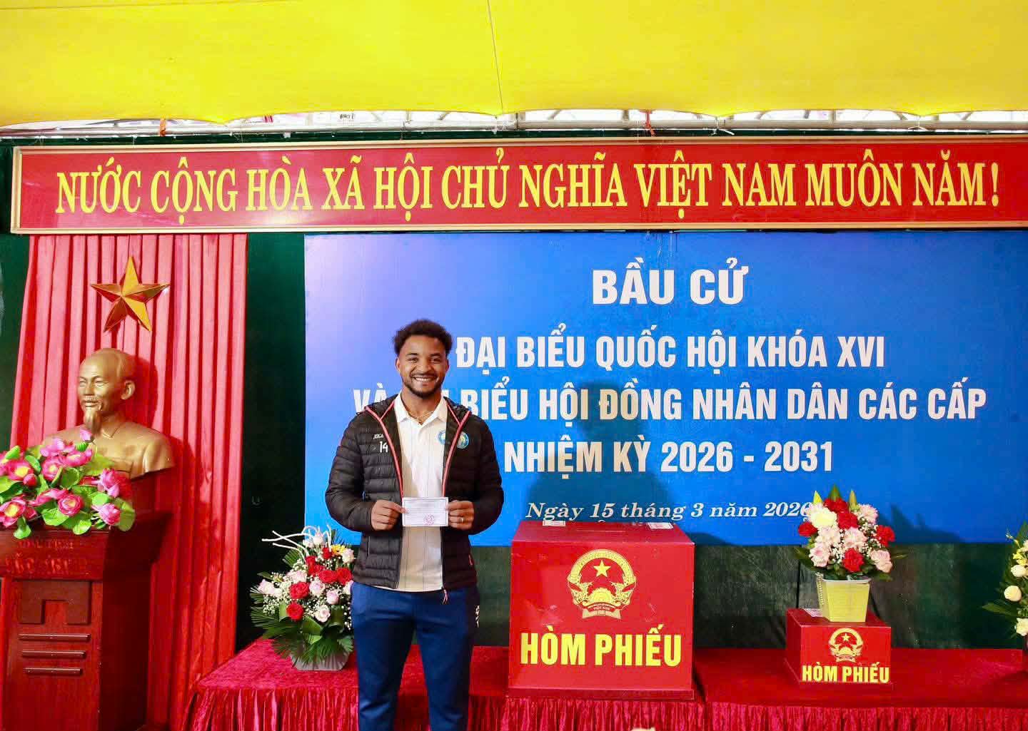 Cầu thủ Nguyễn Xuân Son lần đầu đi bầu cử - Ảnh 3.