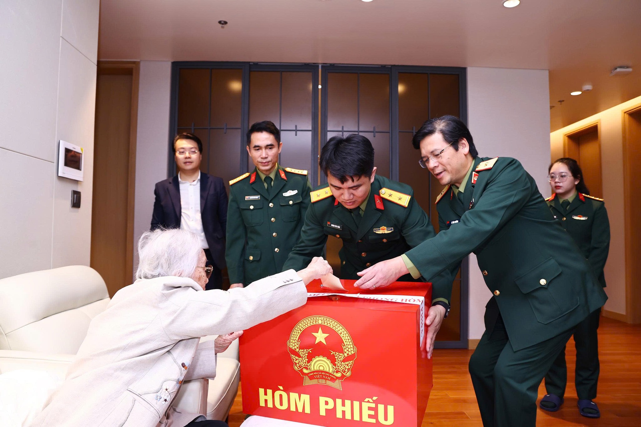 Nguyên Phó chủ tịch nước Nguyễn Thị bình bầu cử đại biểu Quốc hội 2026 tại Hà Nội - Ảnh 4.