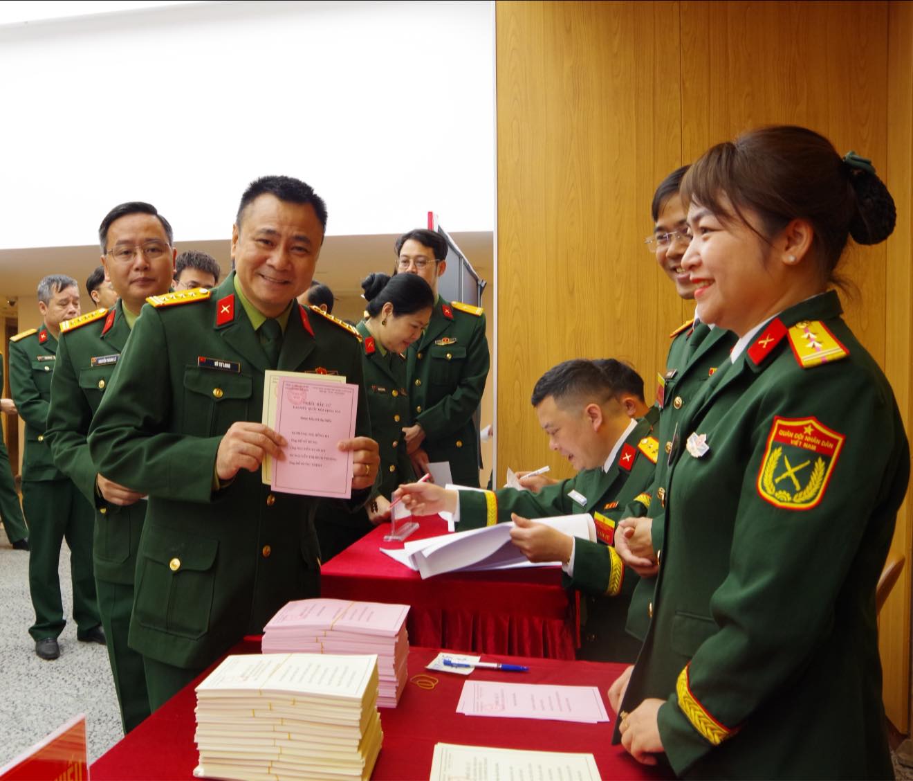 Văn nghệ sĩ nô nức đi bầu cử, gửi gắm niềm tin vào tương lai đất nước - Ảnh 6.