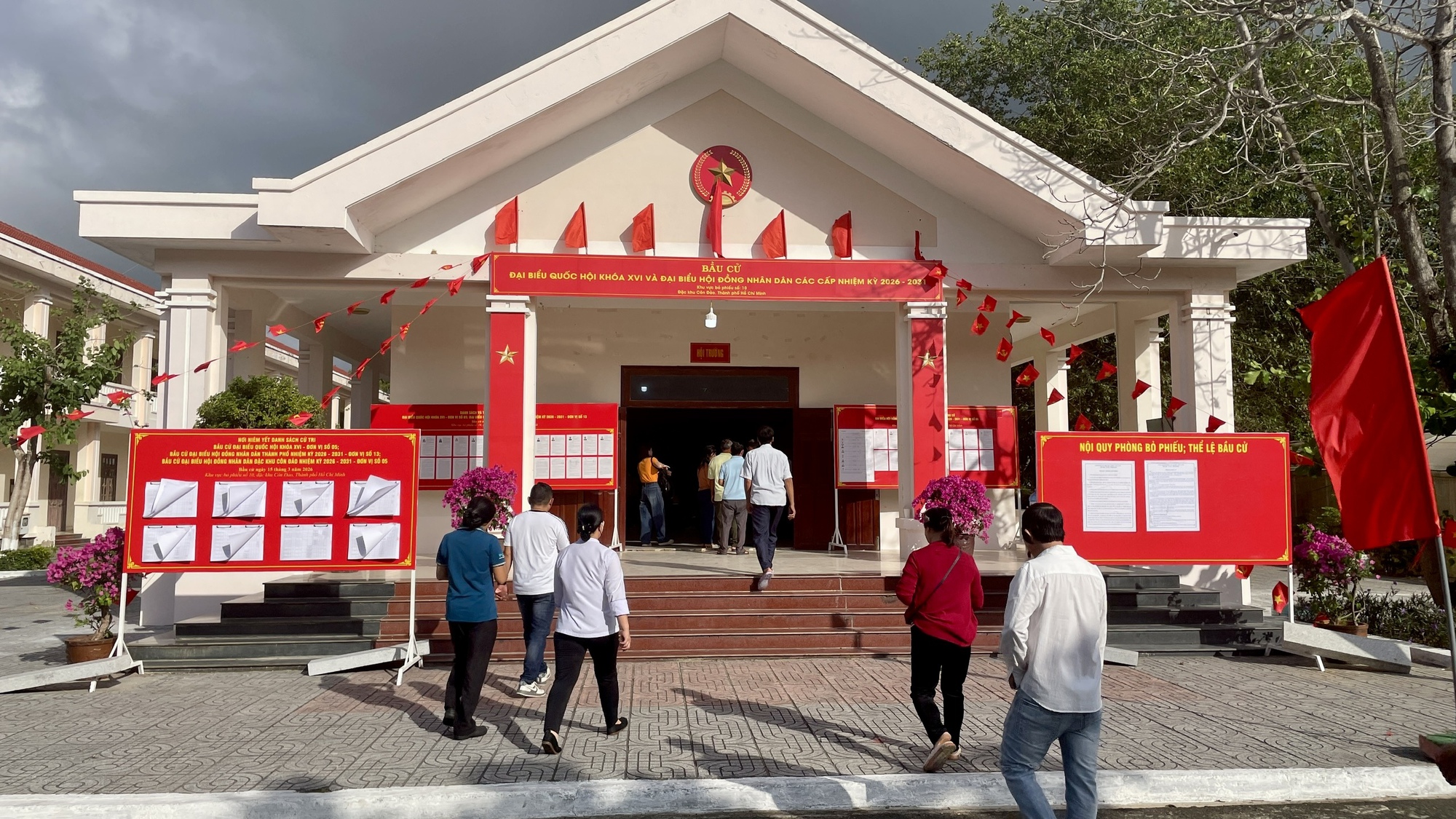 Cử tri Đặc khu Côn Đảo nô nức tham gia ngày bầu cử 2026 - Ảnh 1.