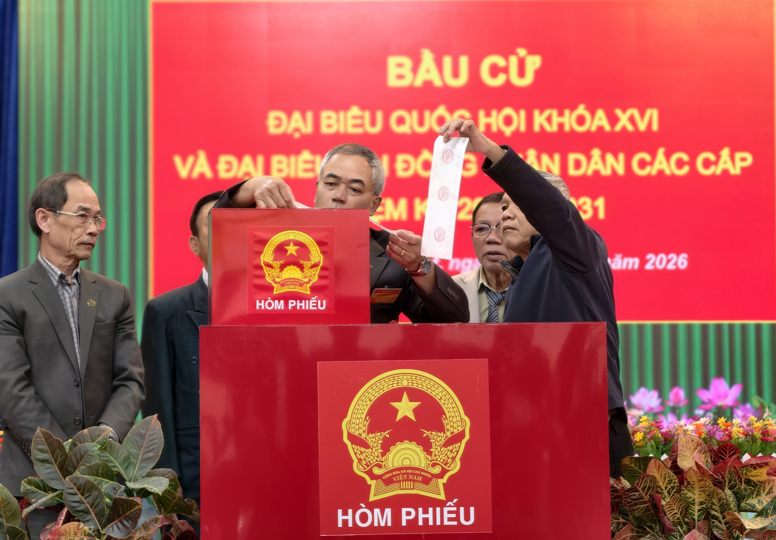 Hơn 2,7 triệu cử tri tỉnh lớn nhất Việt Nam hồ hởi đi bỏ phiếu bầu cử - Ảnh 1.