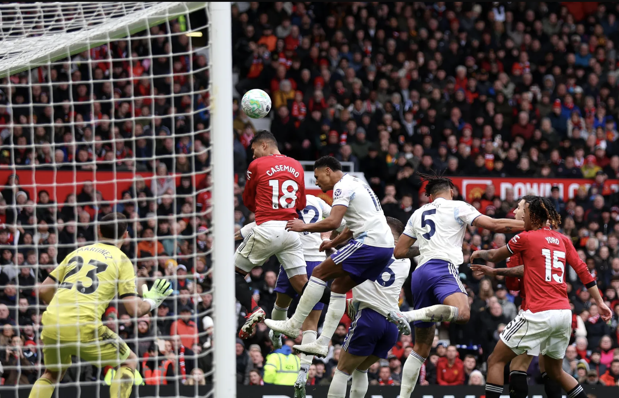 Fernandes chạm tay kỳ tích, Man United "bắn hạ" Aston Villa - Ảnh 2.