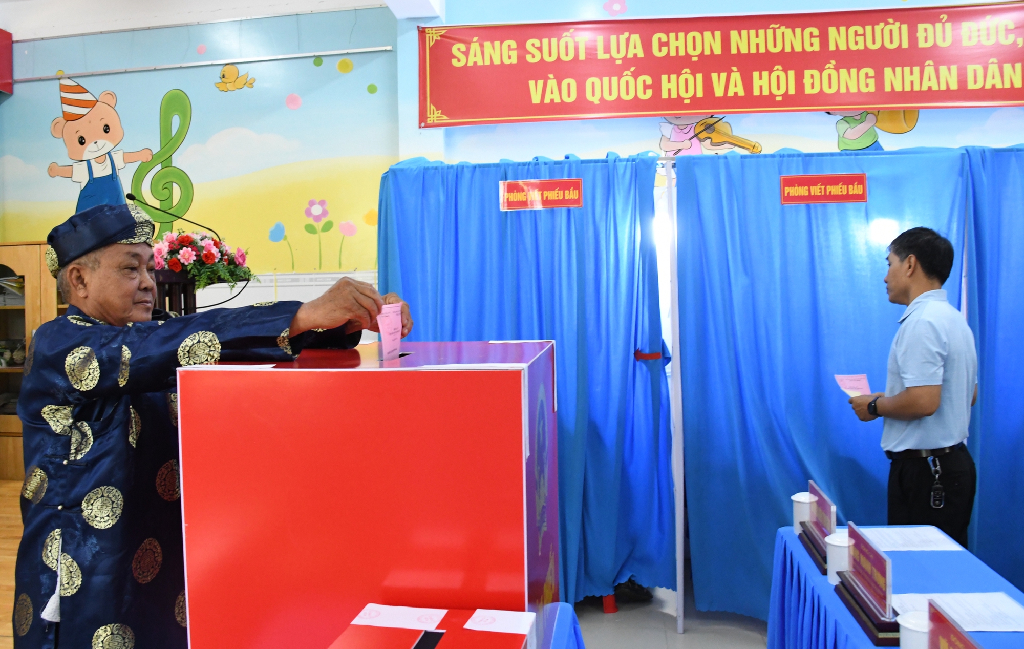 H&igrave;nh ảnh B&iacute; thư Tỉnh ủy Đồng Nai Vũ Hồng Văn dự khai mạc bầu cử tại phường Trấn Bi&ecirc;n - Ảnh 12.