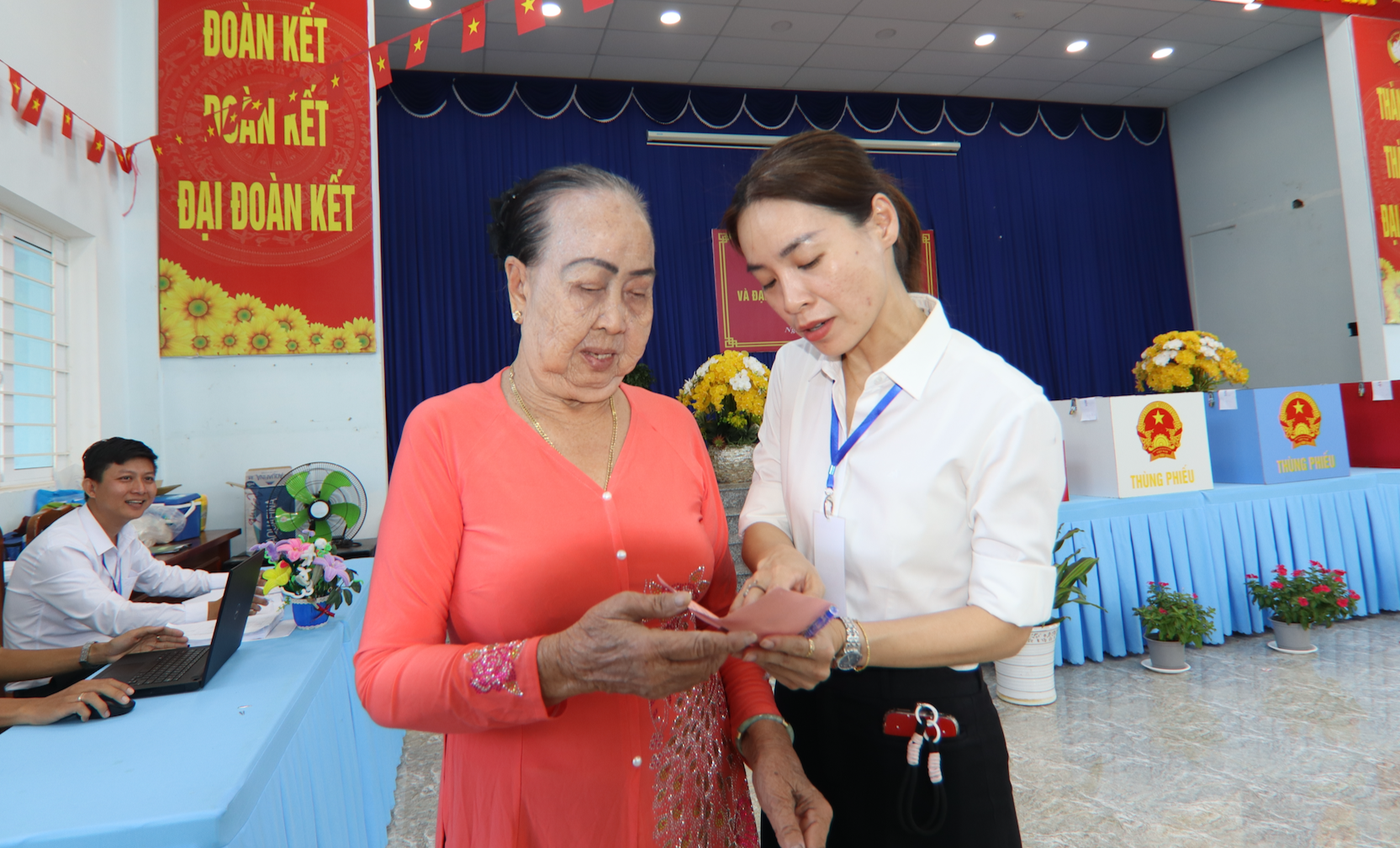 Cử tri xã đảo Thạnh An hào hứng tham gia bầu cử đại biểu Quốc hội năm 2026 - Ảnh 4.